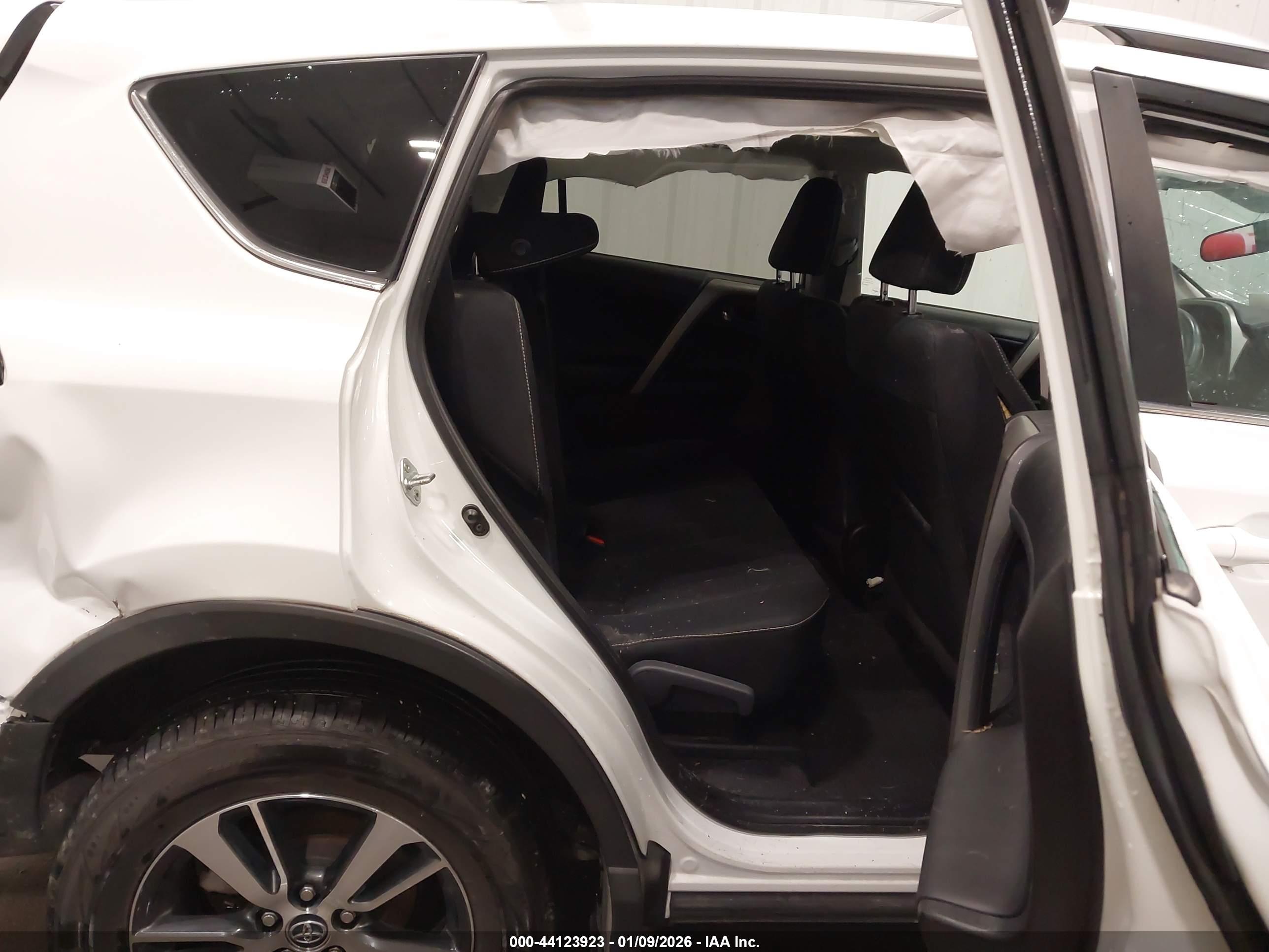 TOYOTA RAV4 image 8