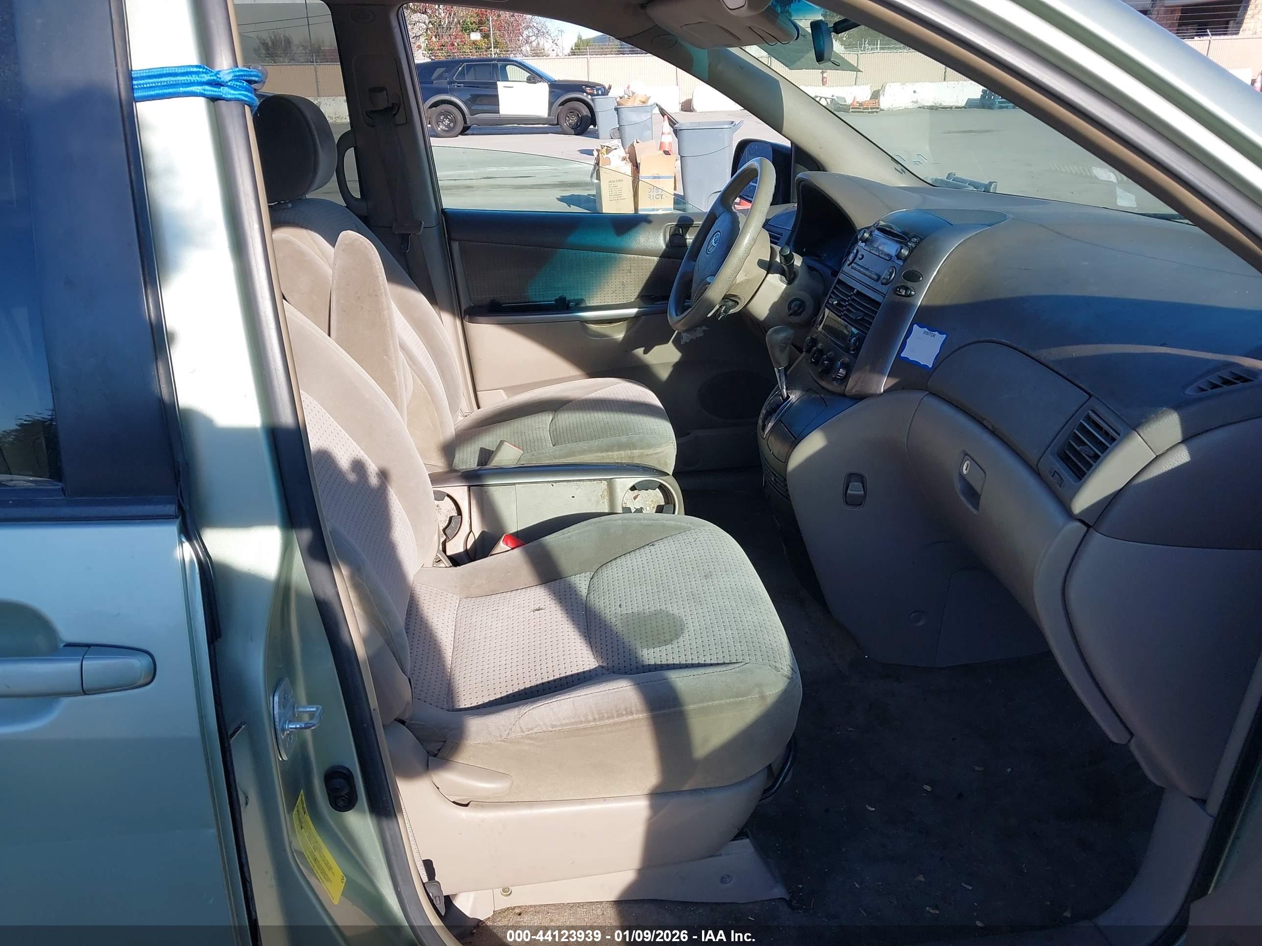 TOYOTA SIENNA image 5