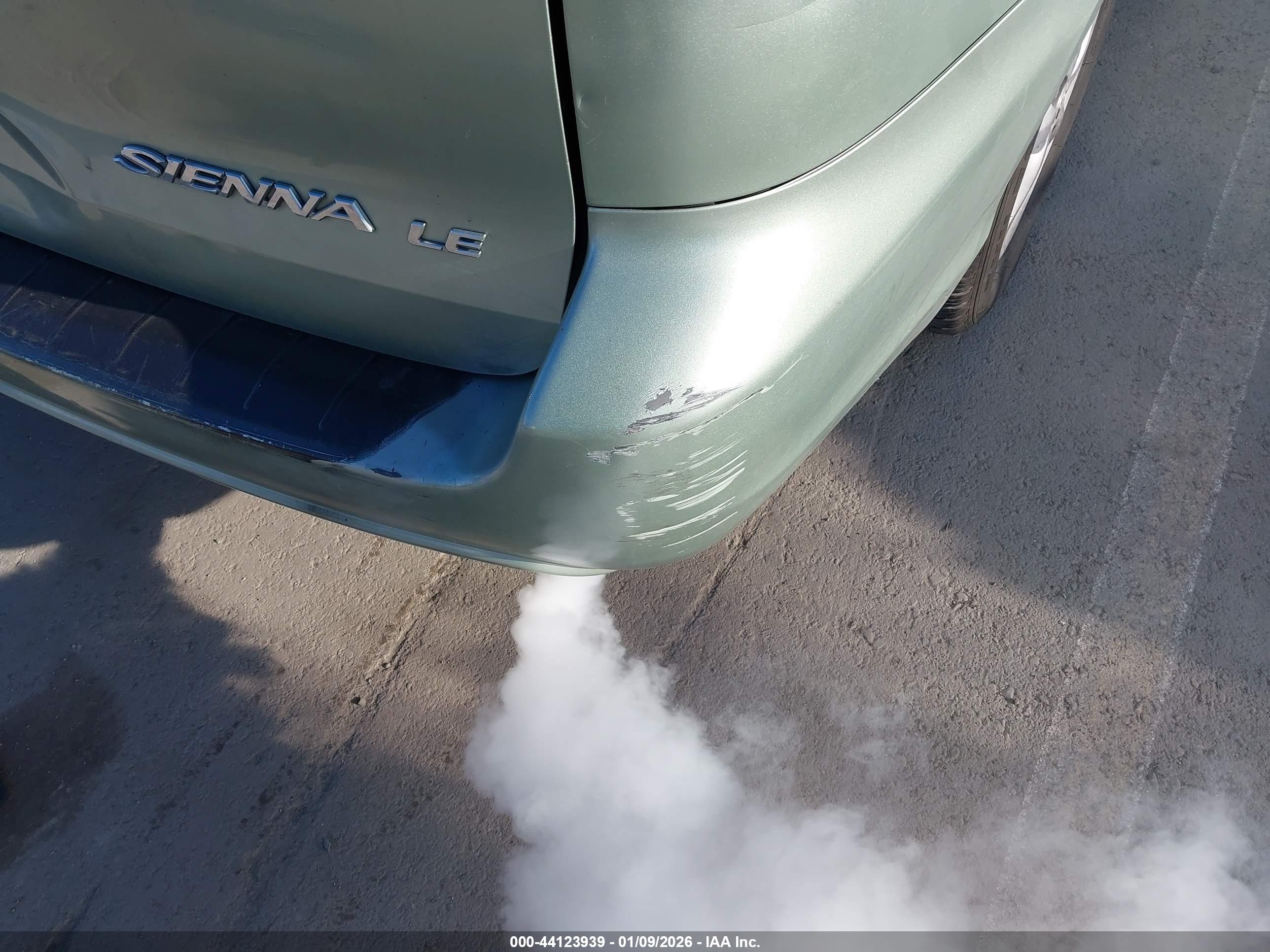 TOYOTA SIENNA image 6