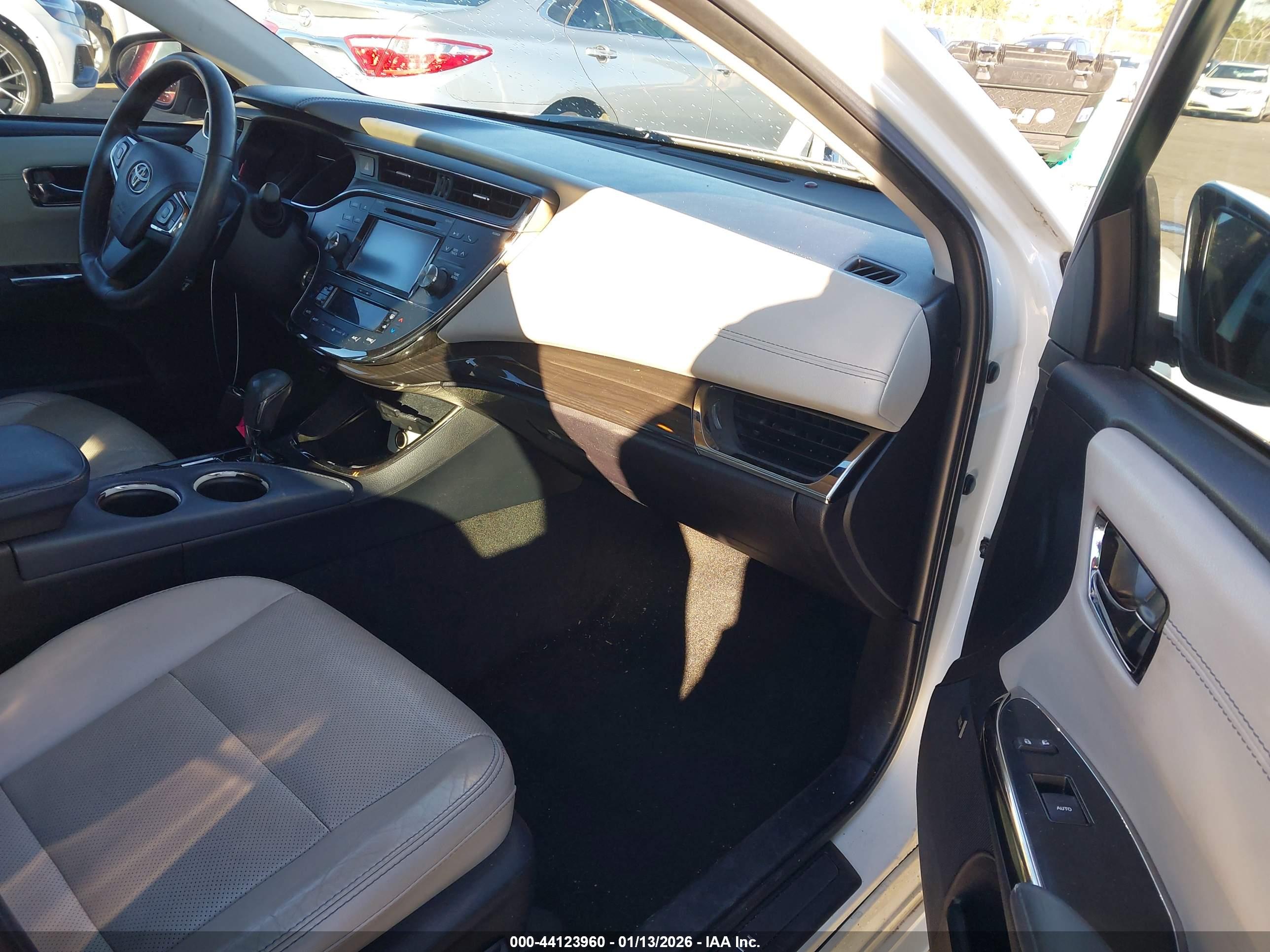 TOYOTA AVALON image 5