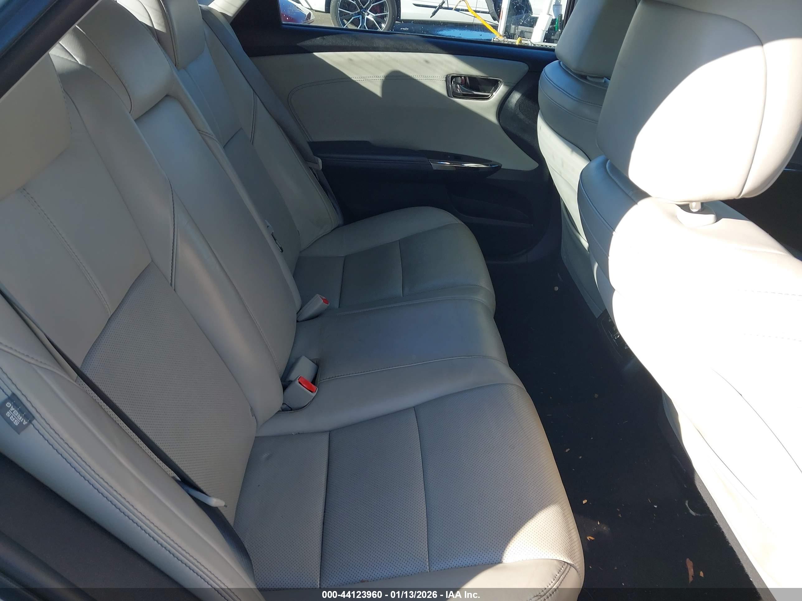 TOYOTA AVALON image 8