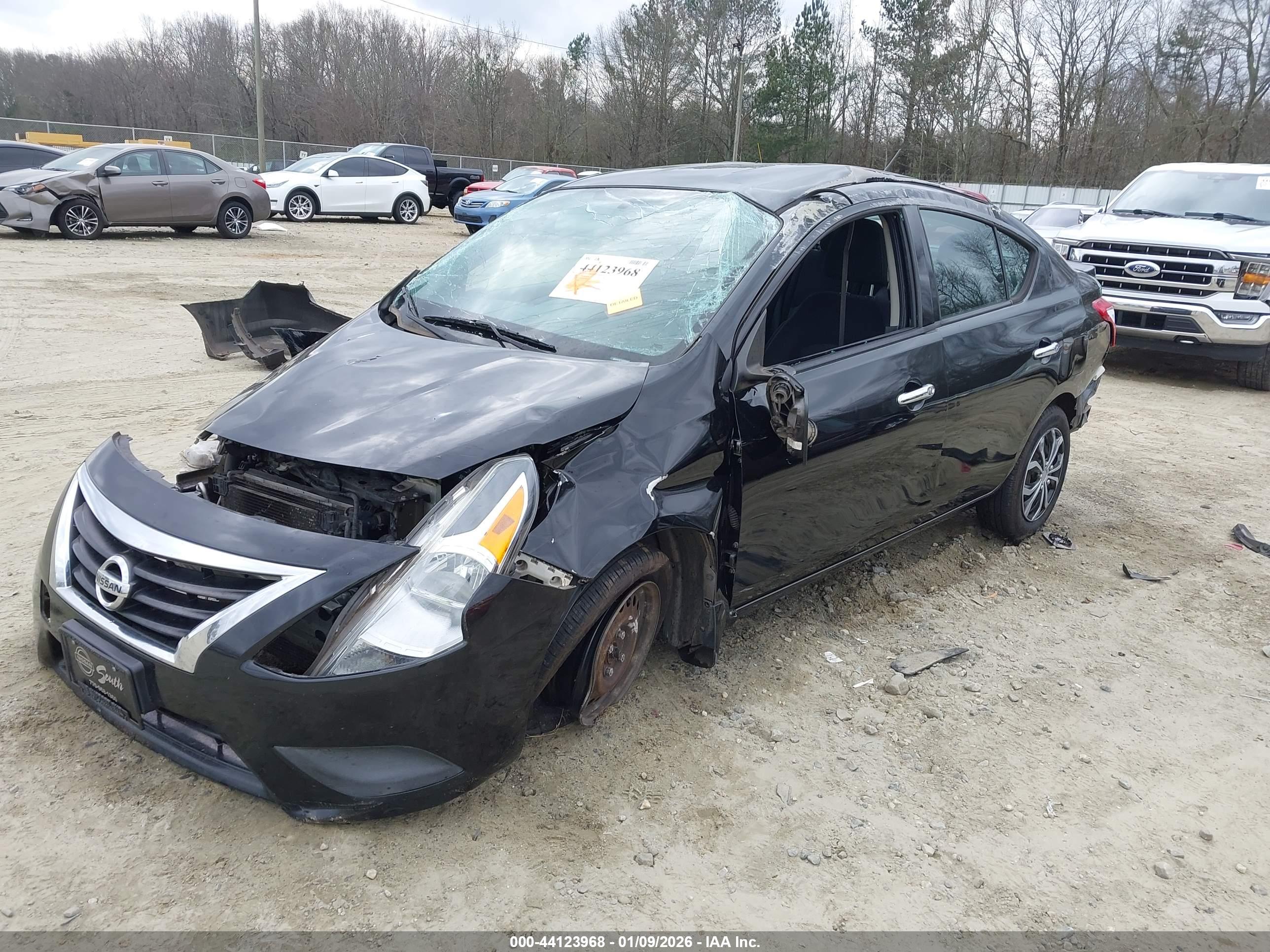NISSAN VERSA image 2