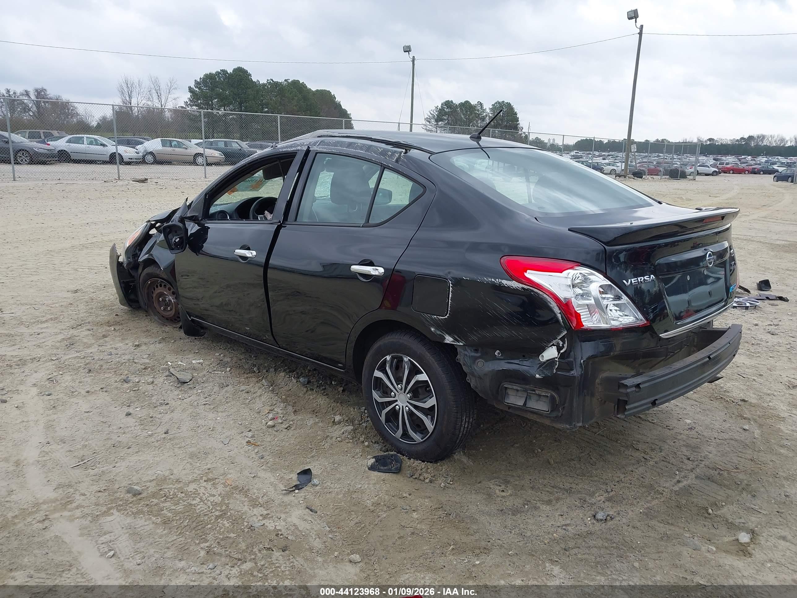 NISSAN VERSA image 3