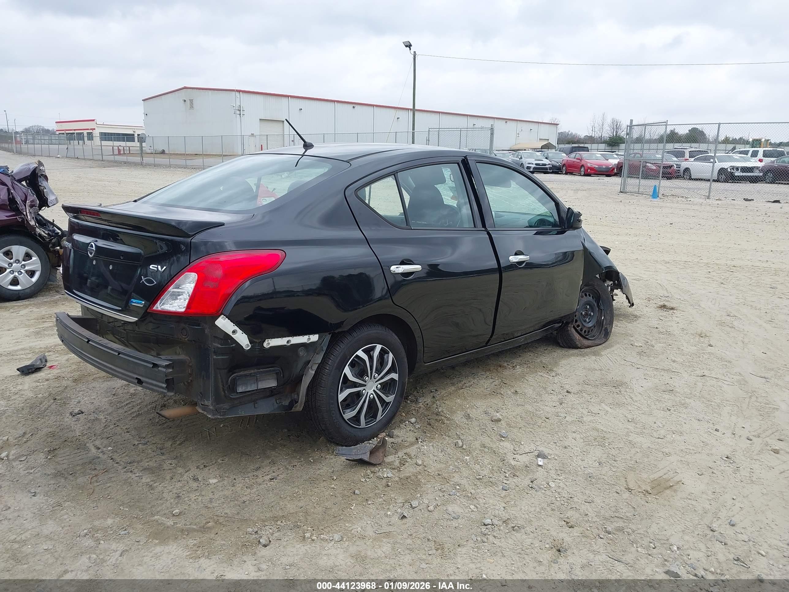 NISSAN VERSA image 4
