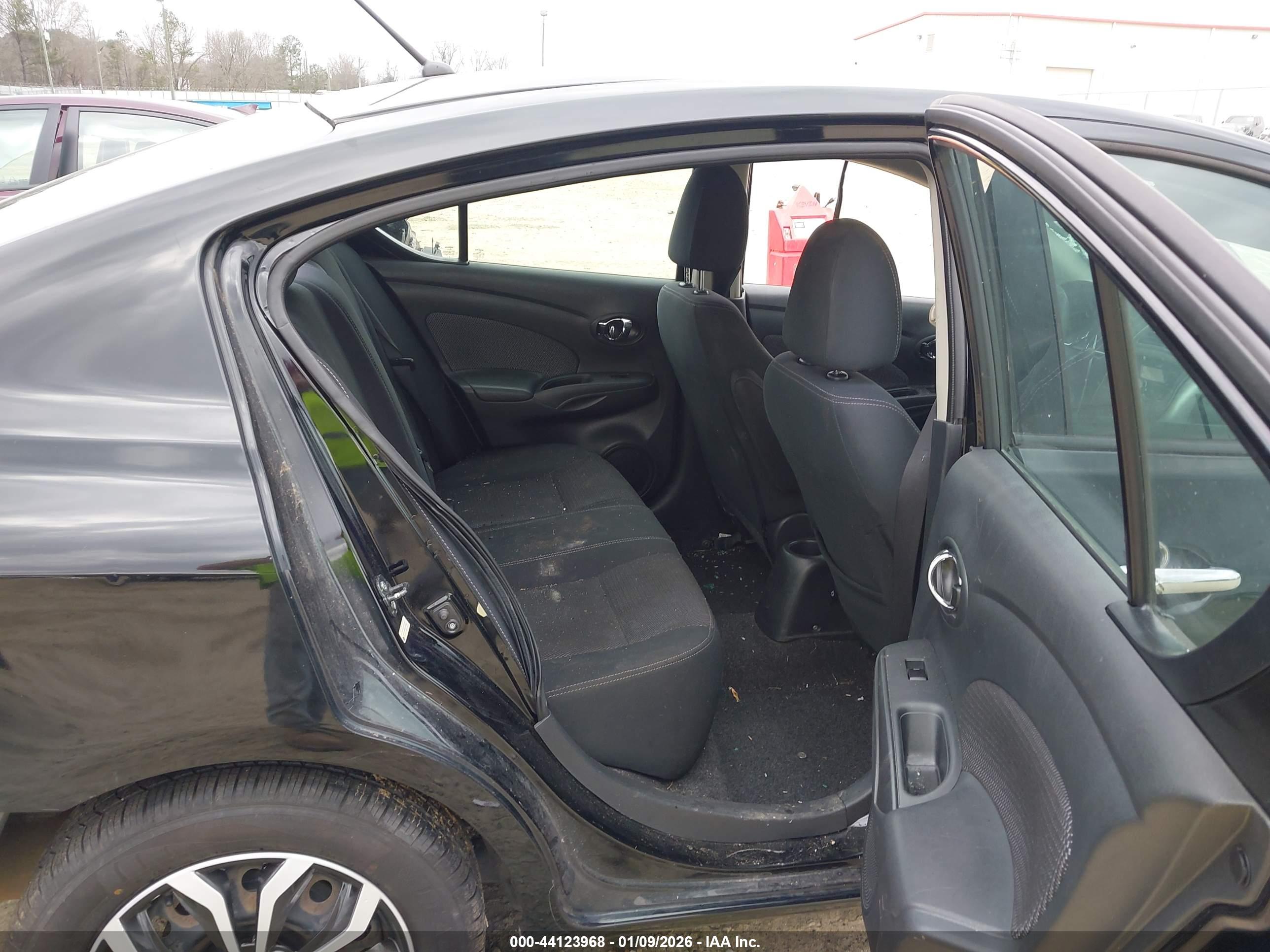 NISSAN VERSA image 8