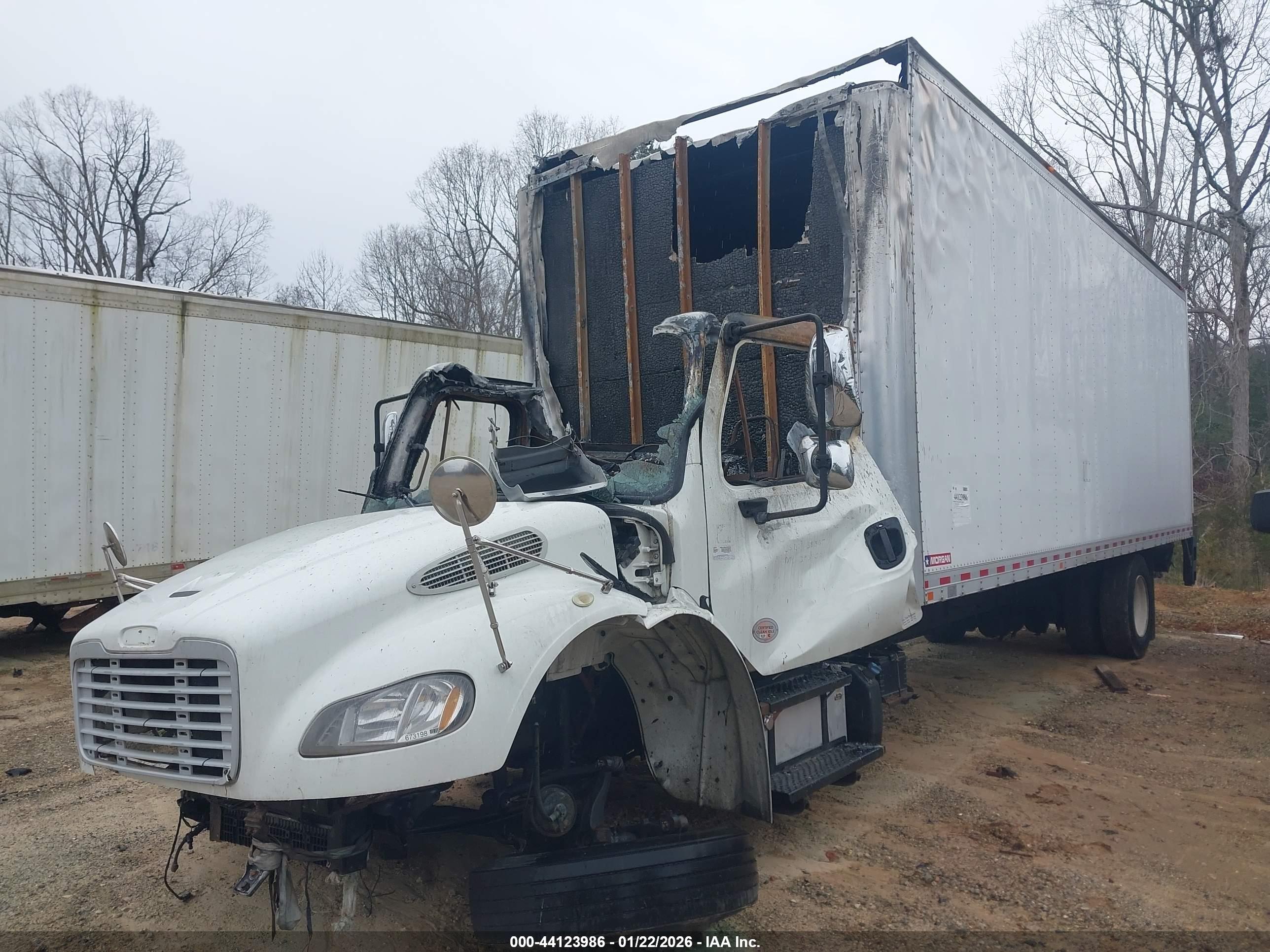 FREIGHTLINER M2 image 2