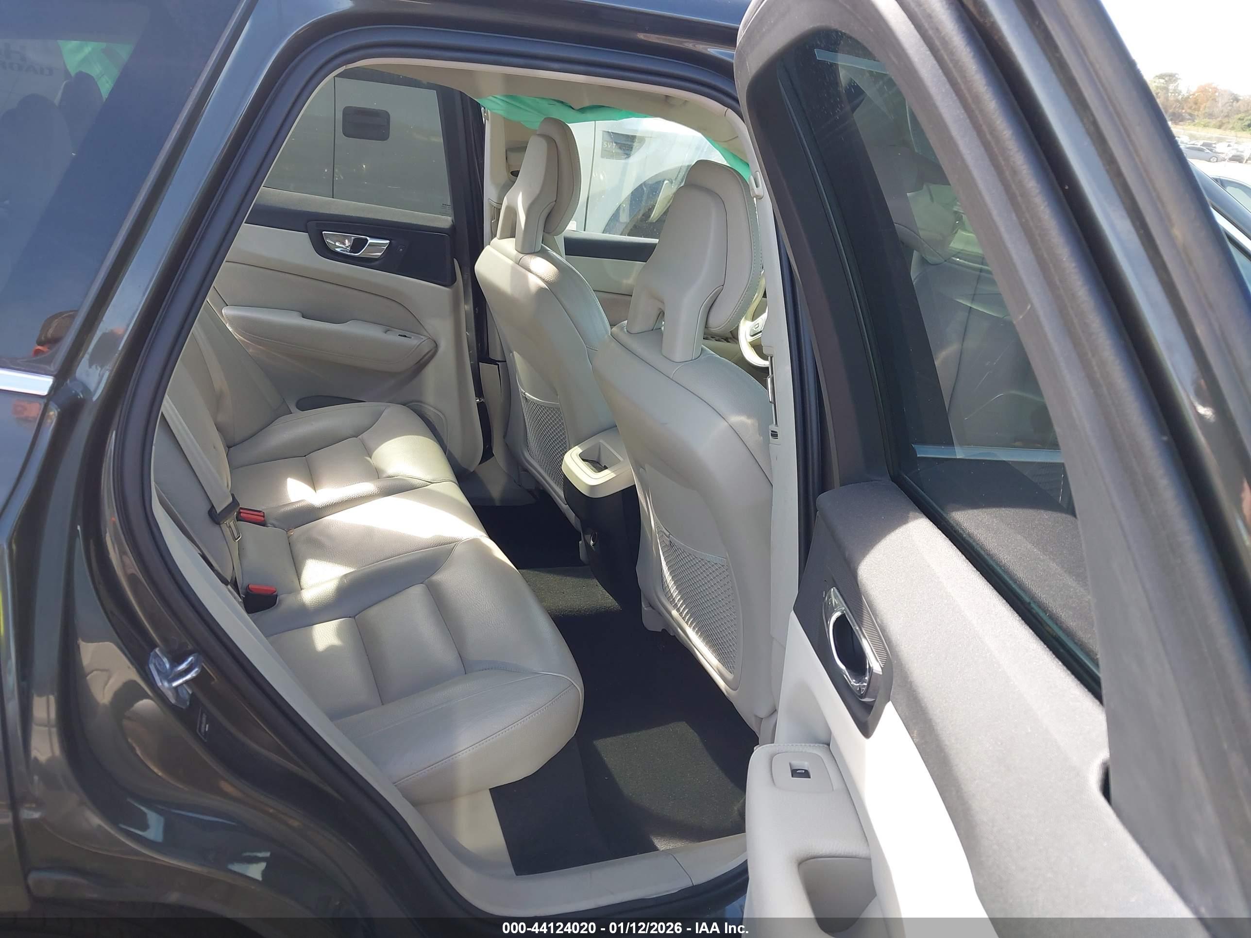 VOLVO XC60 image 8