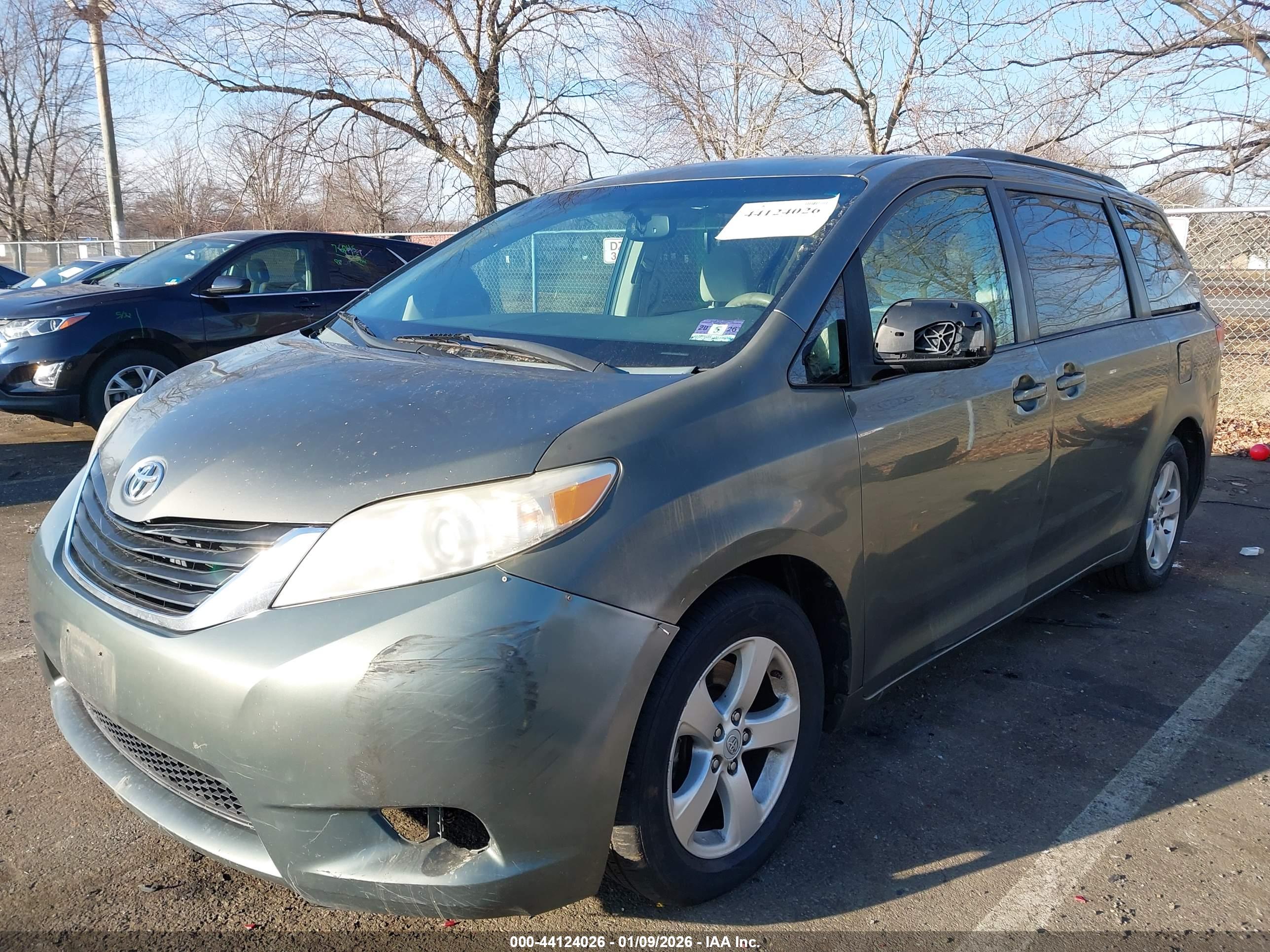 TOYOTA SIENNA image 2
