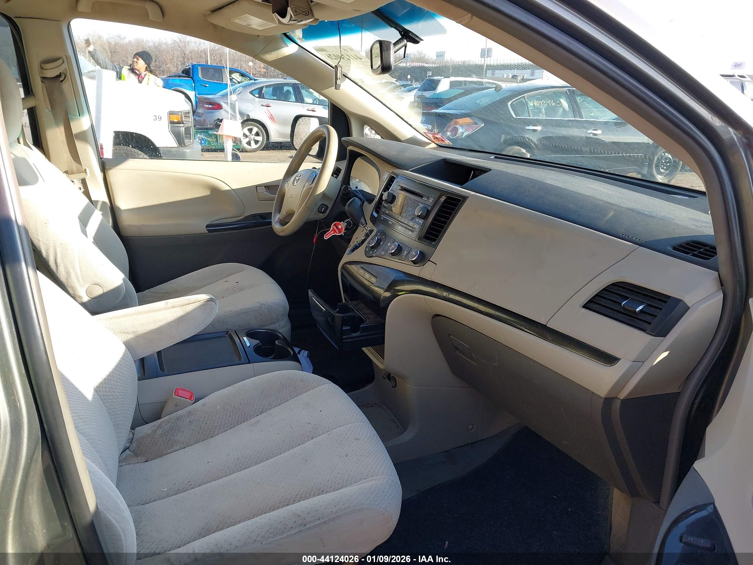 TOYOTA SIENNA image 5