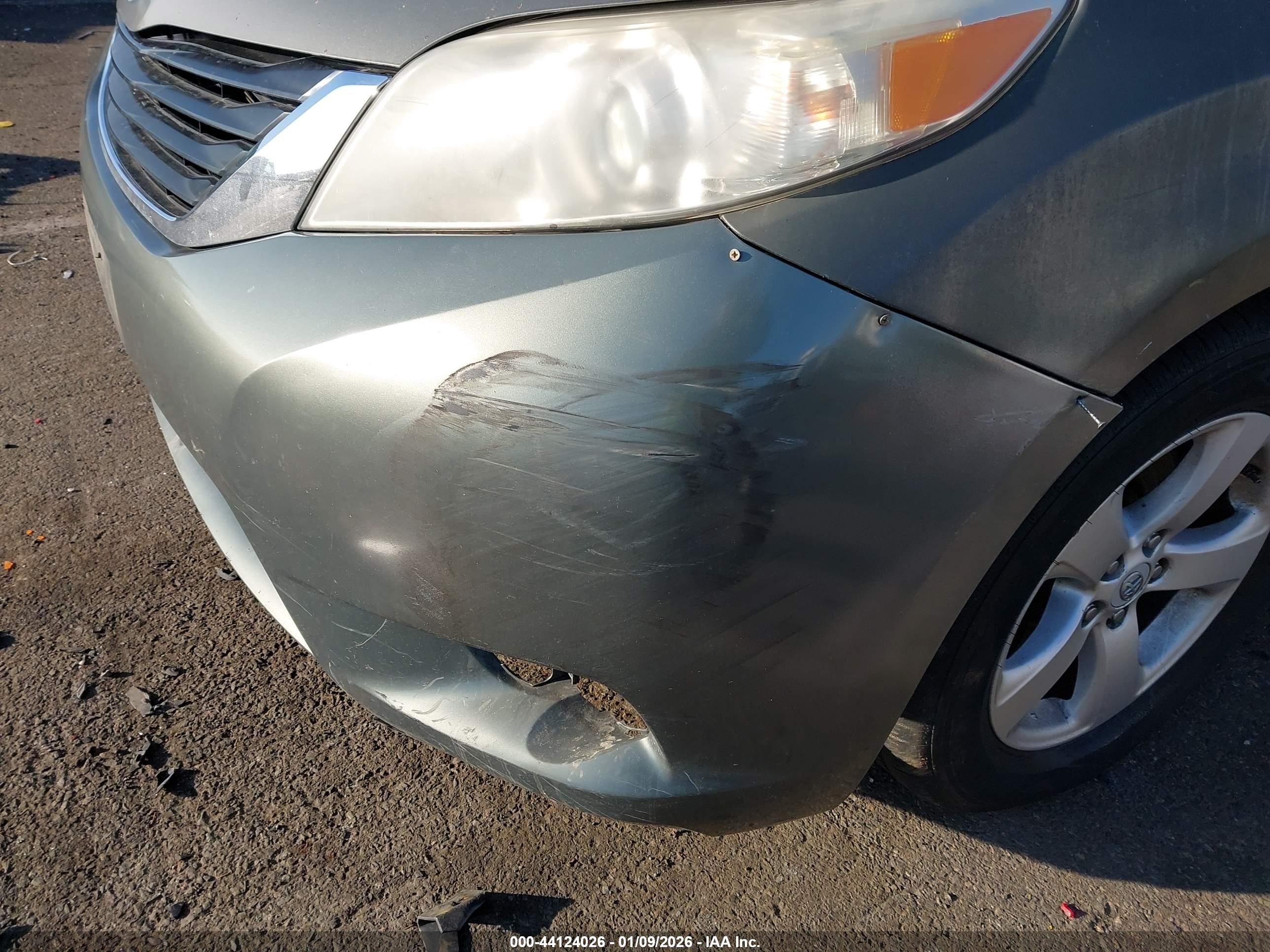 TOYOTA SIENNA image 6