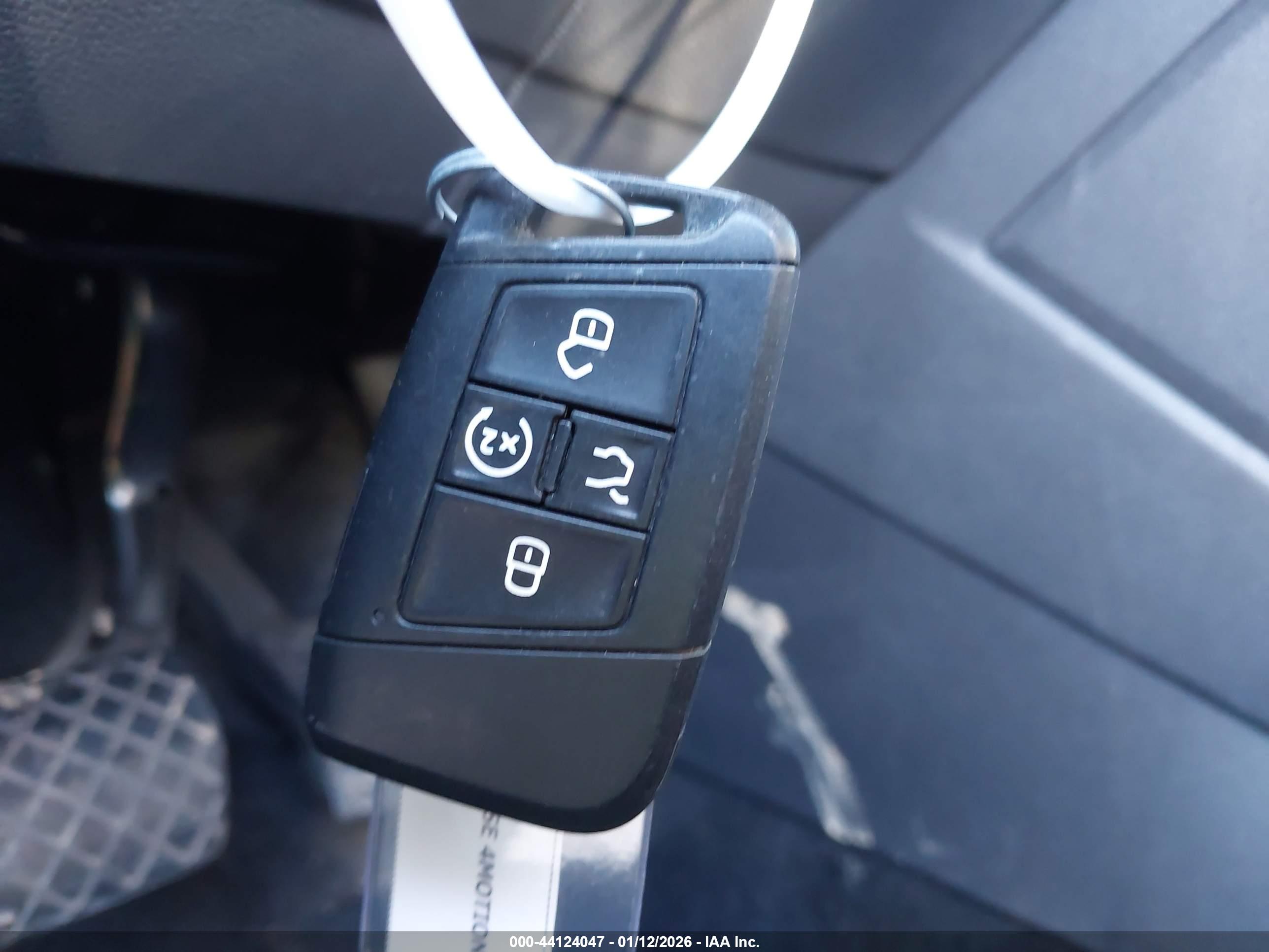 VOLKSWAGEN TAOS image 11