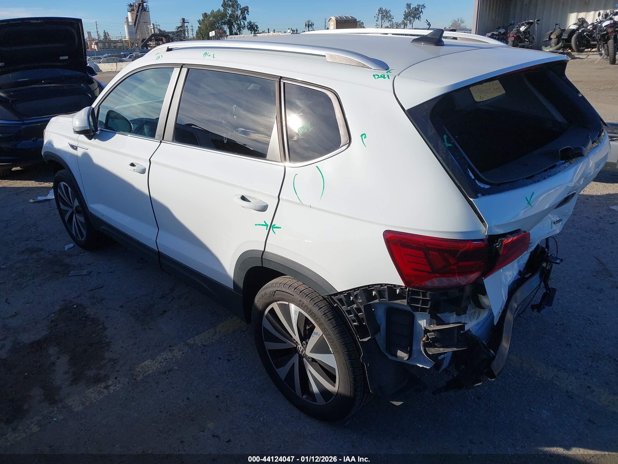 VOLKSWAGEN TAOS image 3