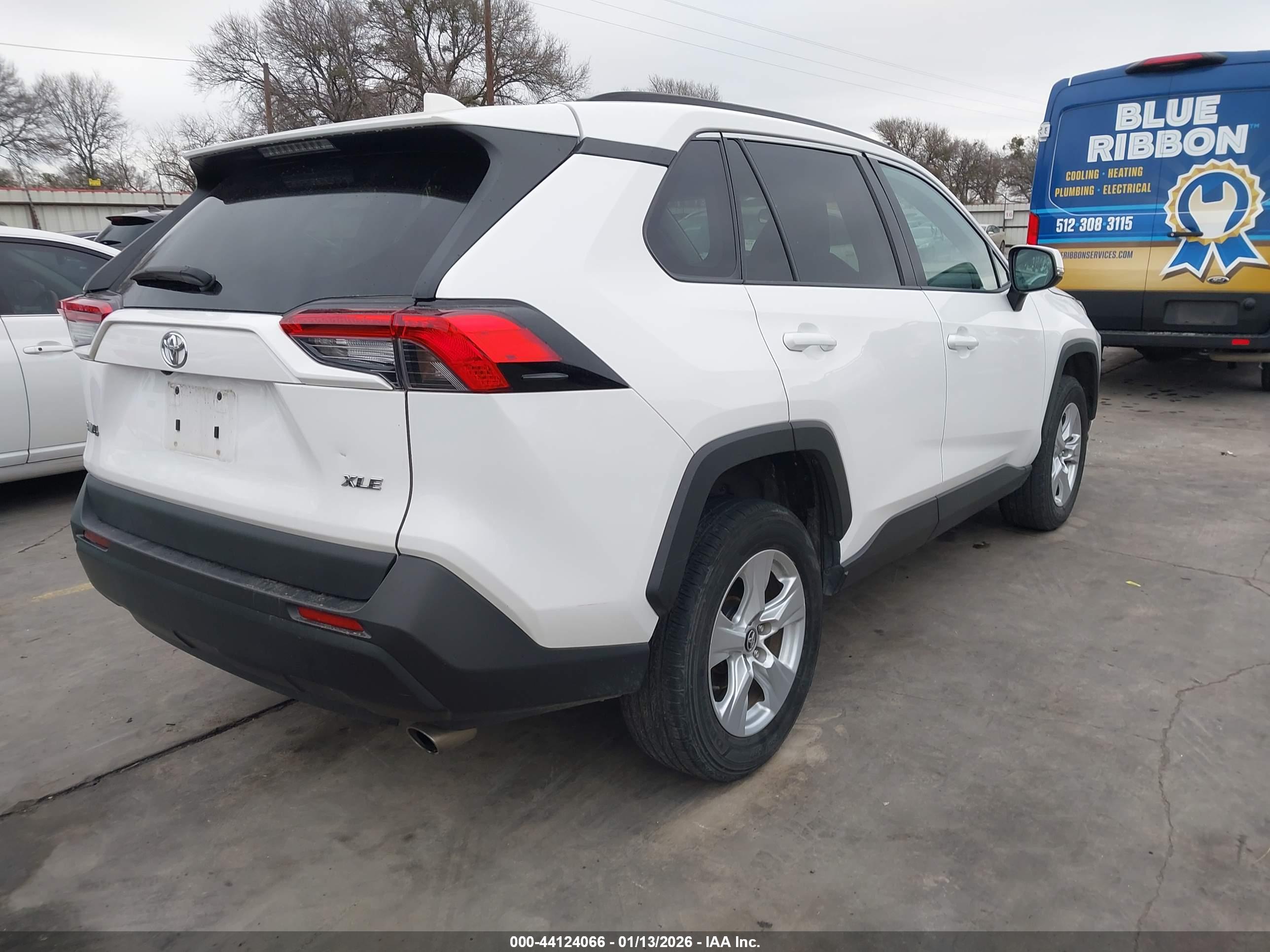 TOYOTA RAV4 image 4
