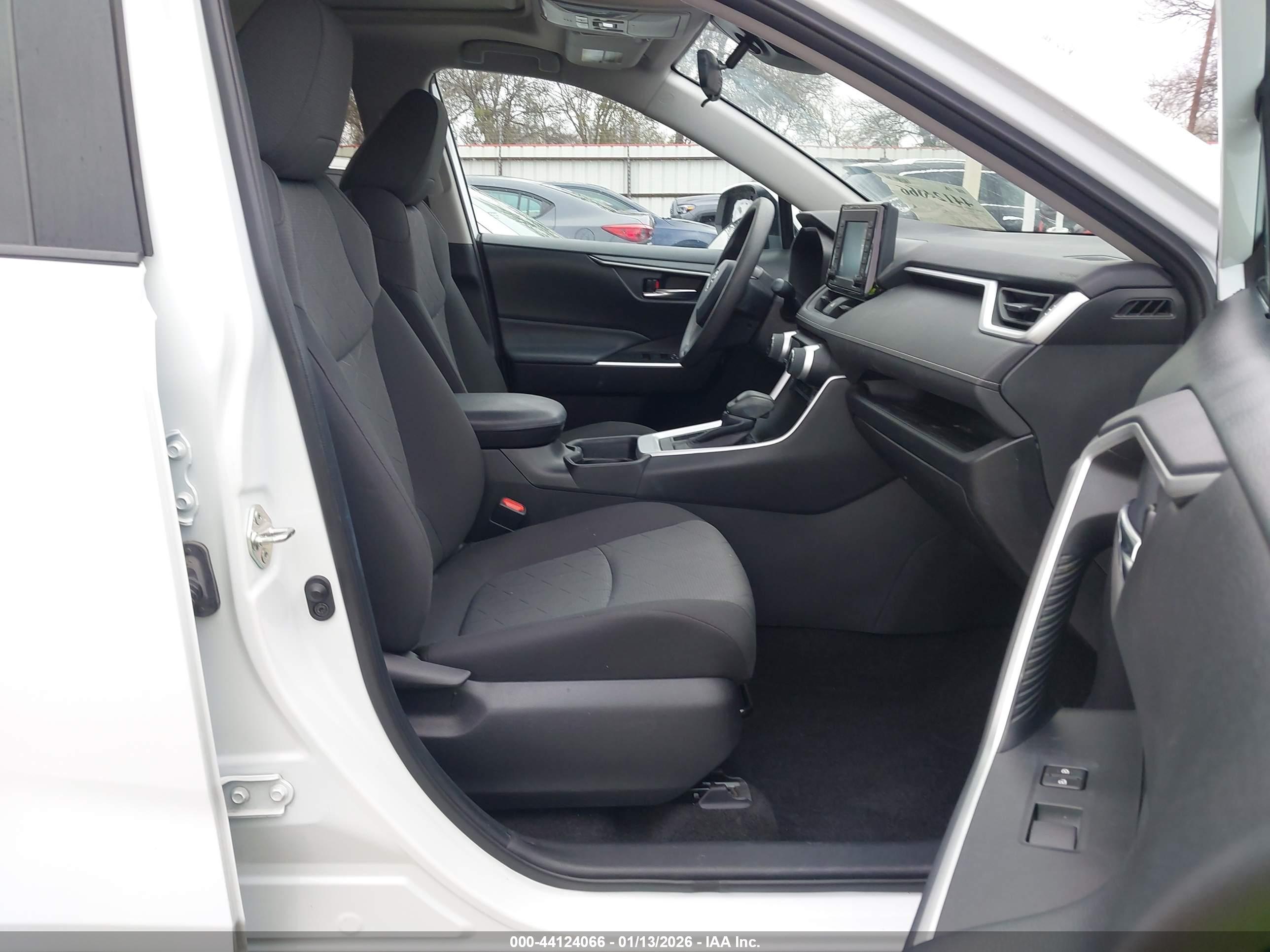 TOYOTA RAV4 image 5
