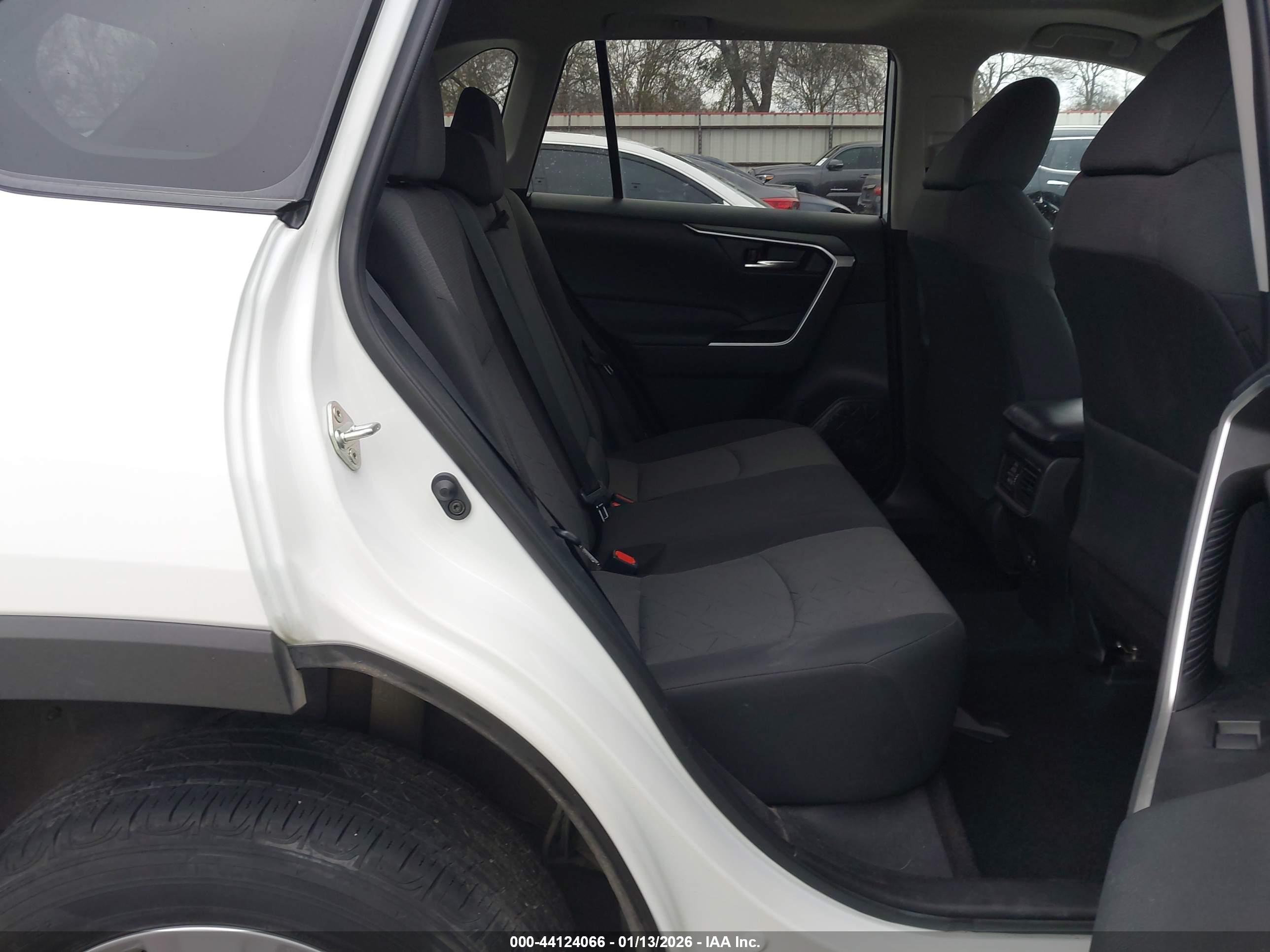 TOYOTA RAV4 image 8