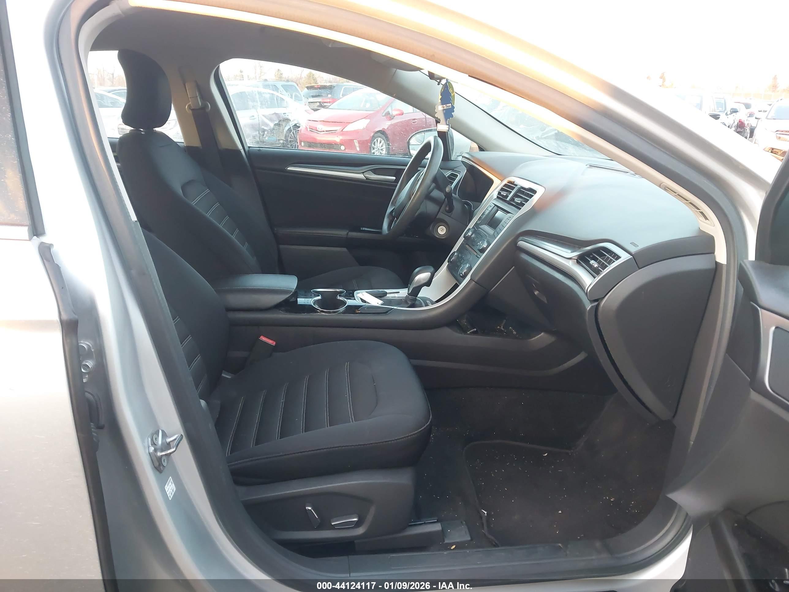 FORD FUSION image 5