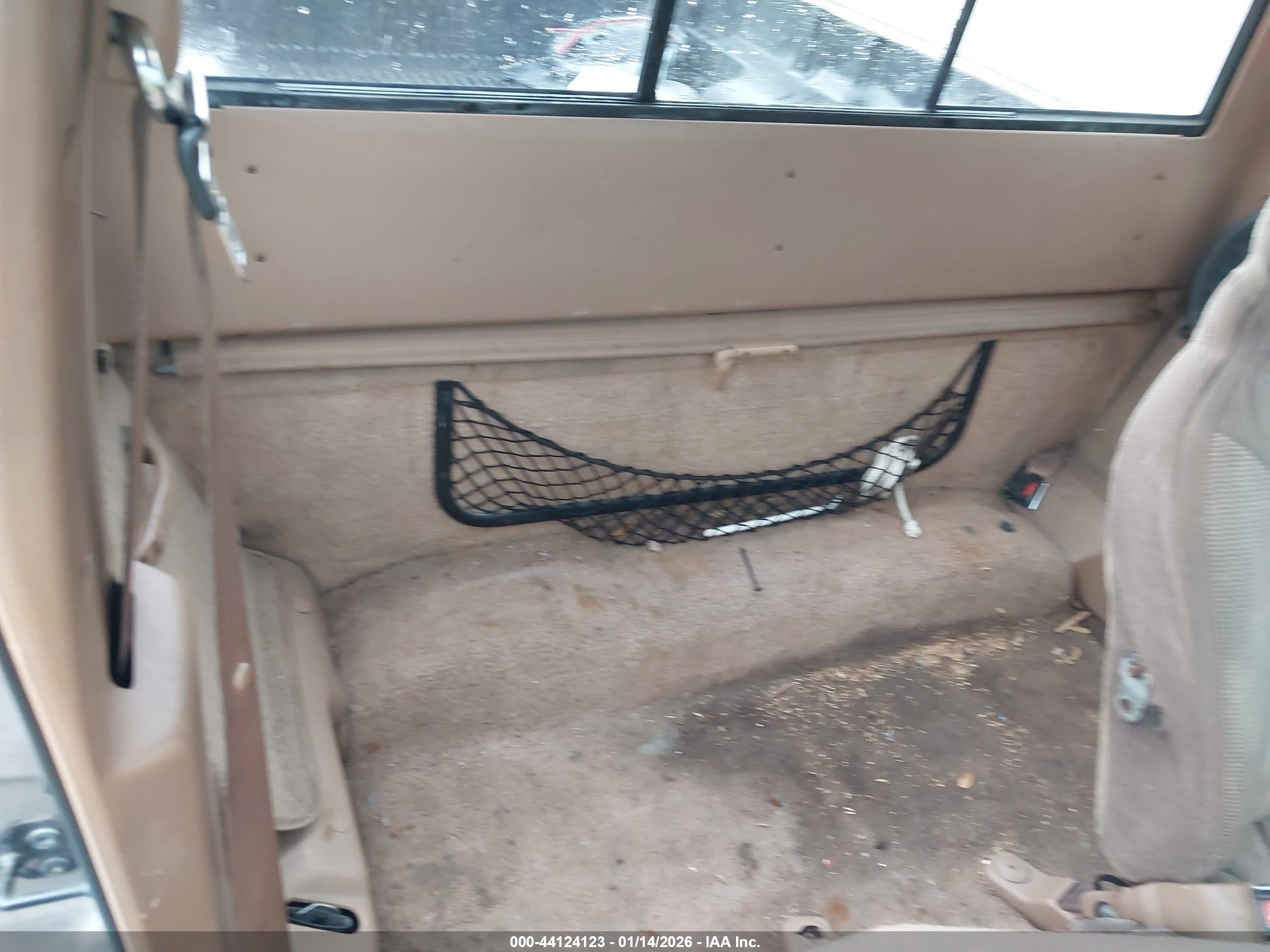 MAZDA B4000 image 8