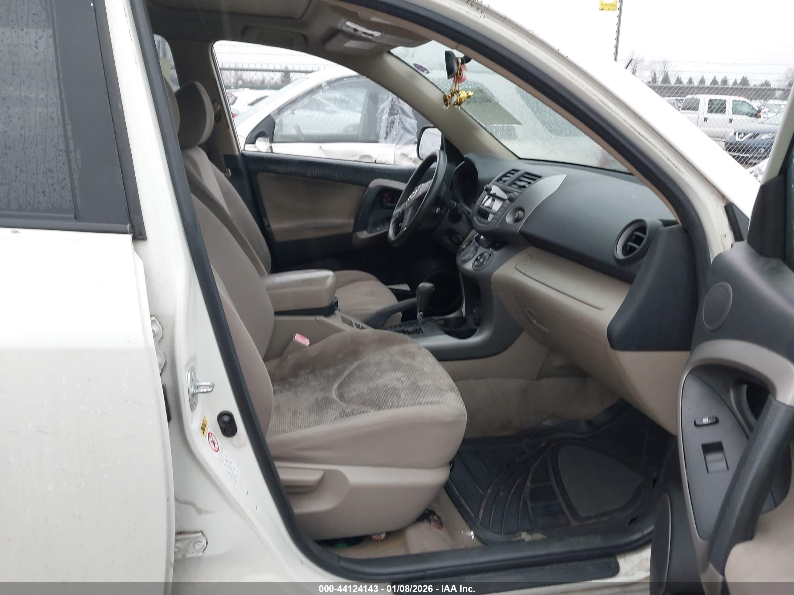 TOYOTA RAV4 image 5