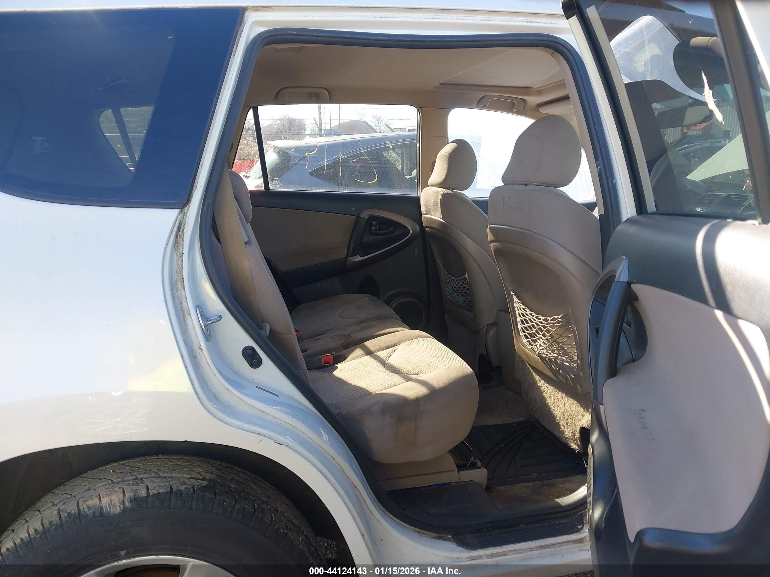 TOYOTA RAV4 image 8