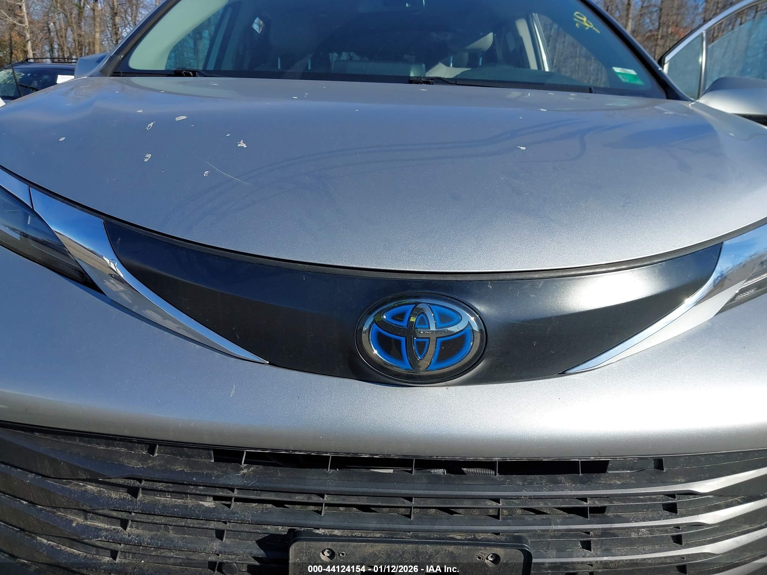 TOYOTA SIENNA image 10