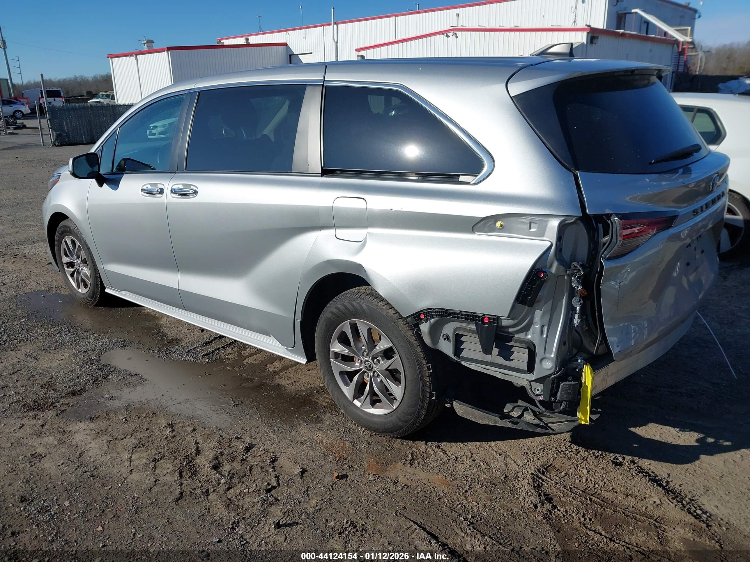 TOYOTA SIENNA image 3