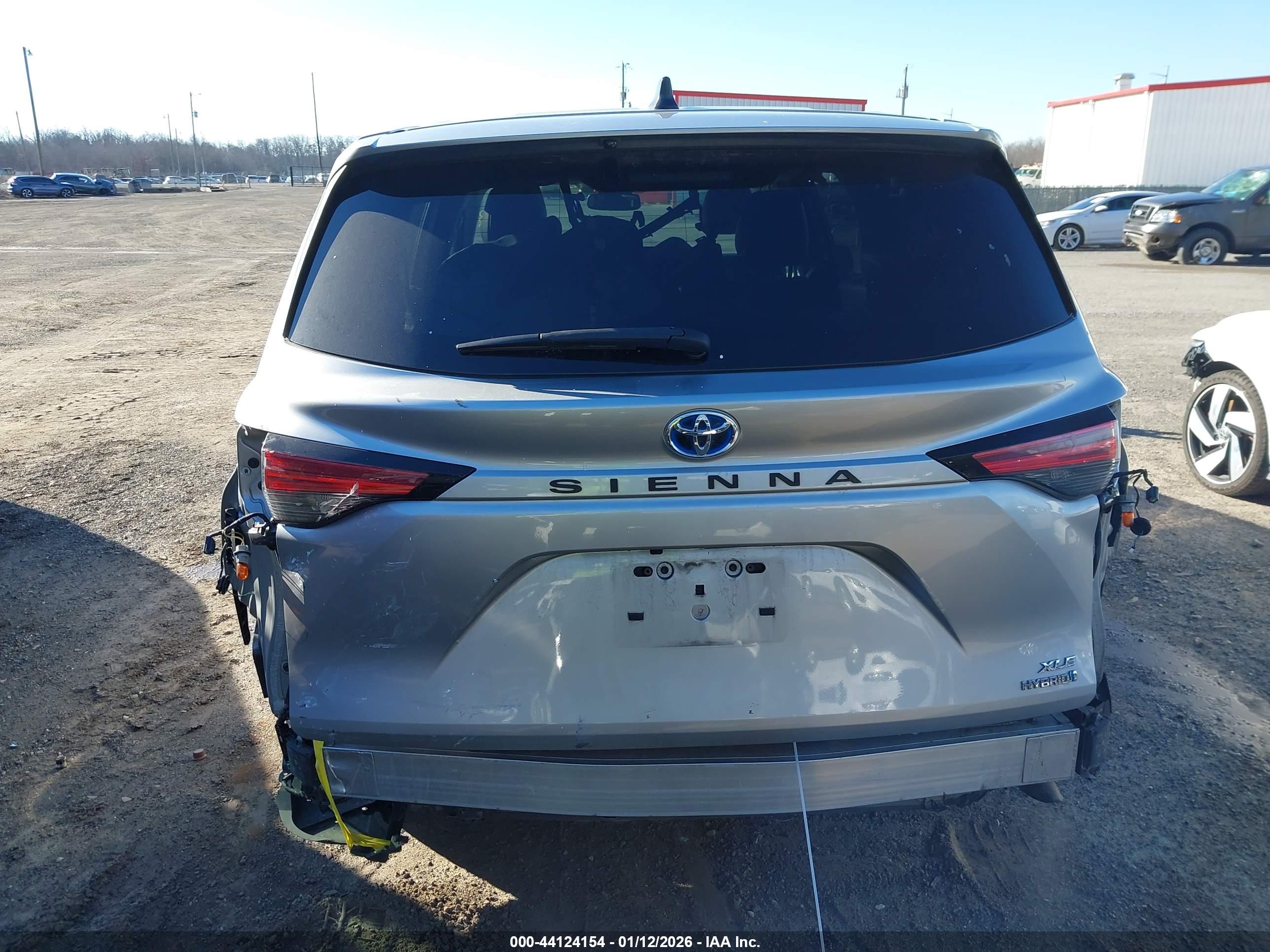 TOYOTA SIENNA image 6