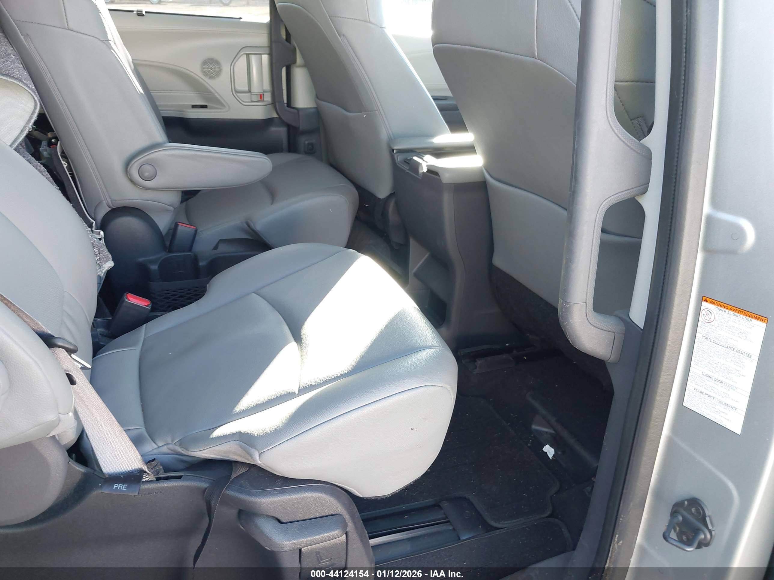 TOYOTA SIENNA image 8