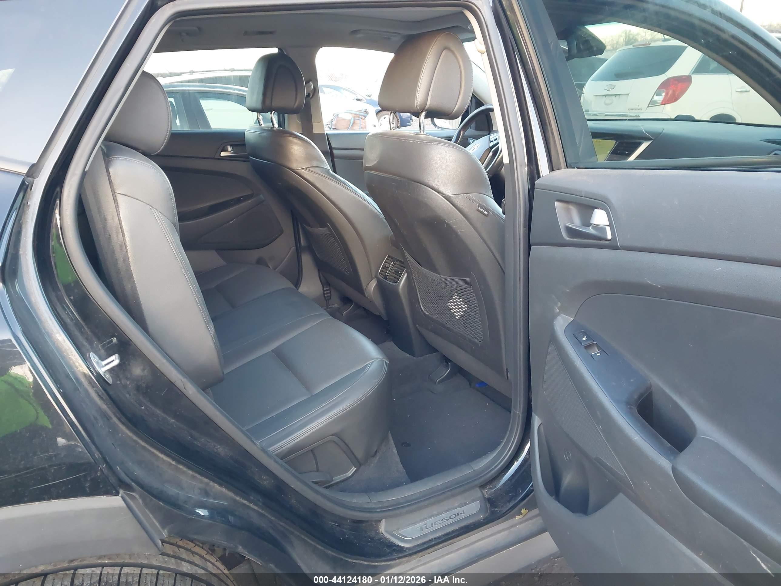 HYUNDAI TUCSON image 8