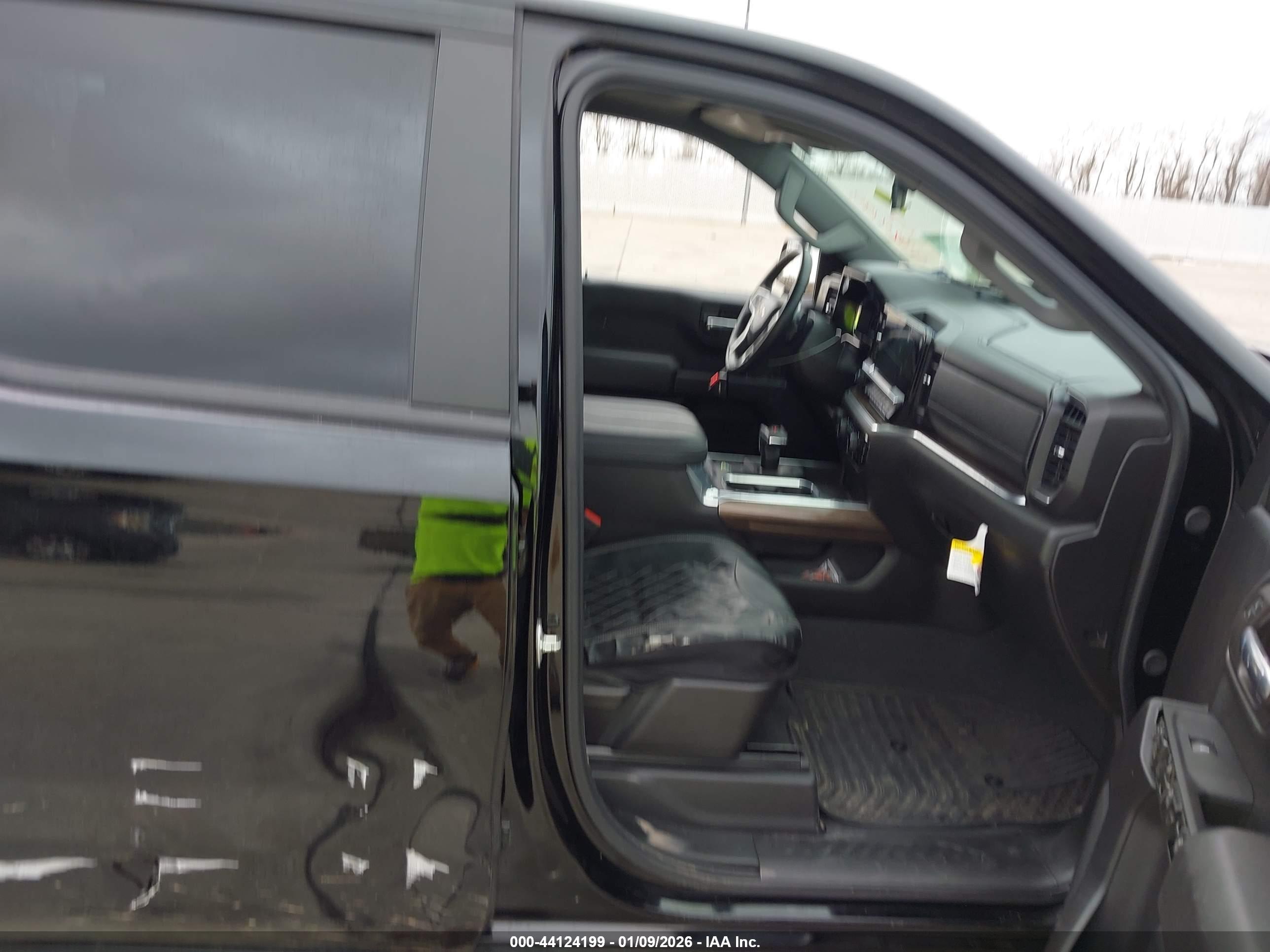 CHEVROLET SILVERADO image 5