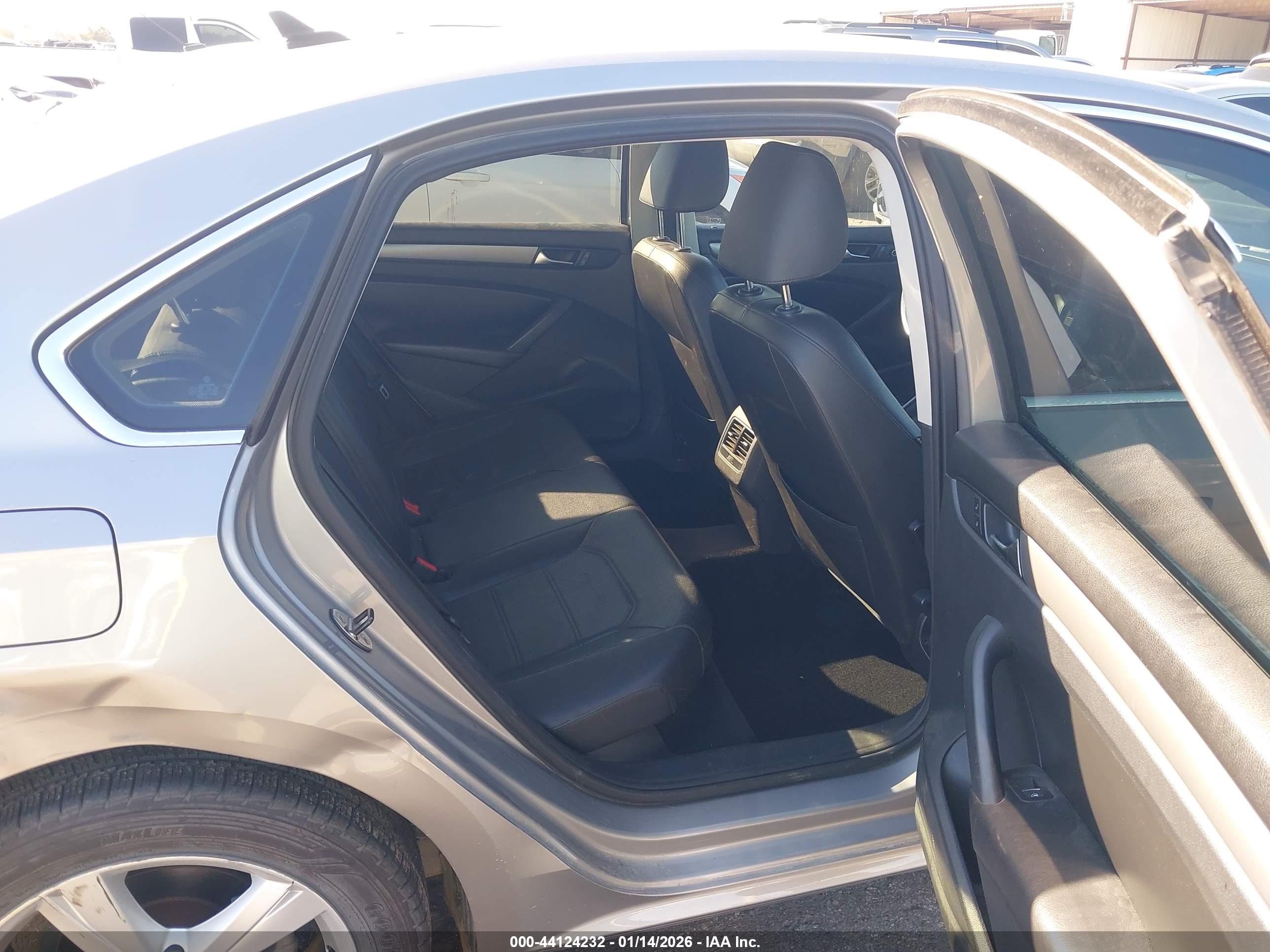 VOLKSWAGEN PASSAT image 8