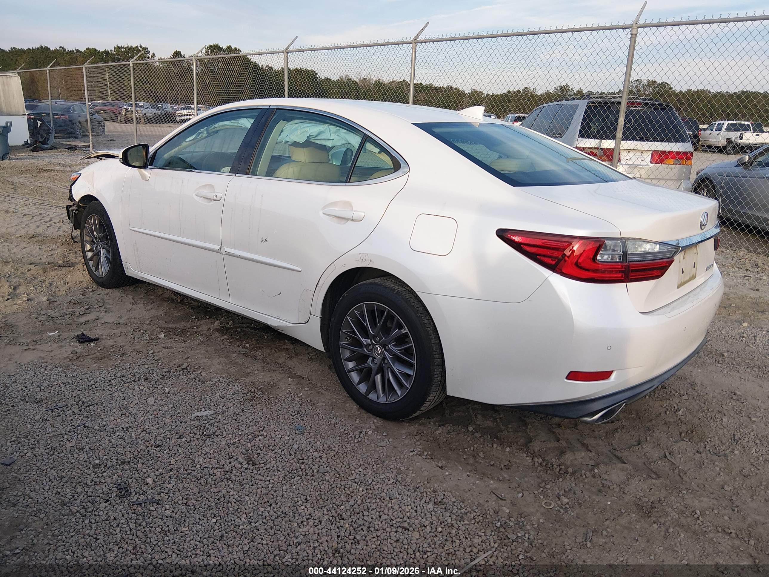 LEXUS ES image 3