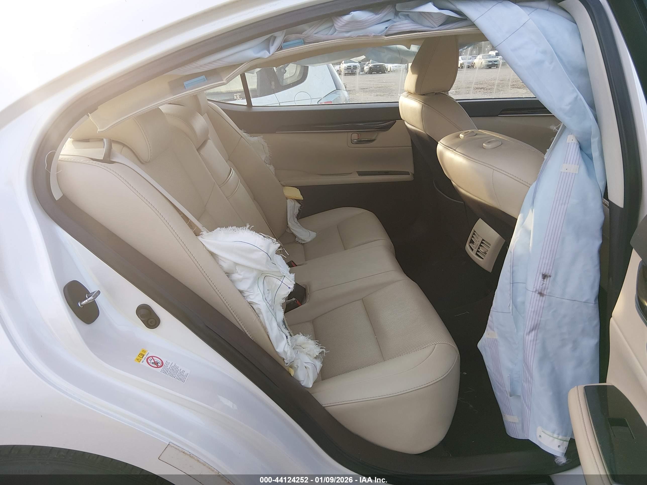 LEXUS ES image 8