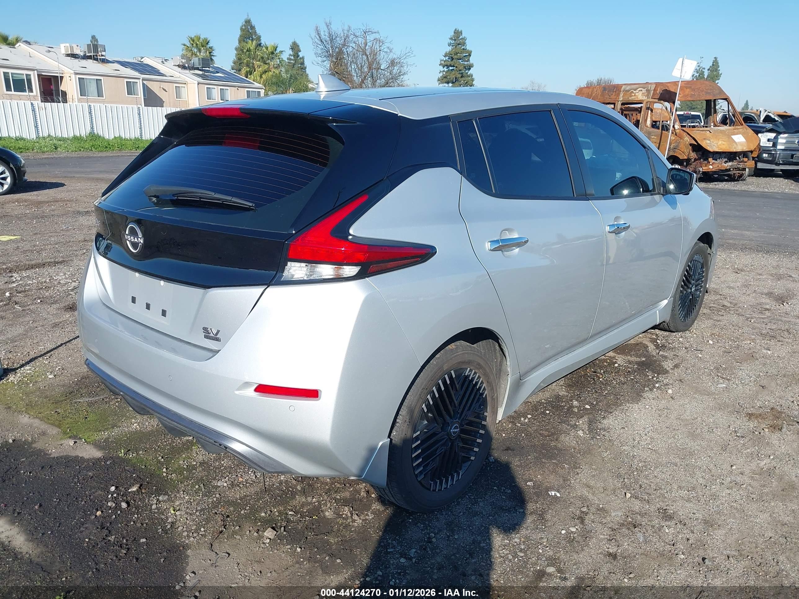 NISSAN LEAF image 4
