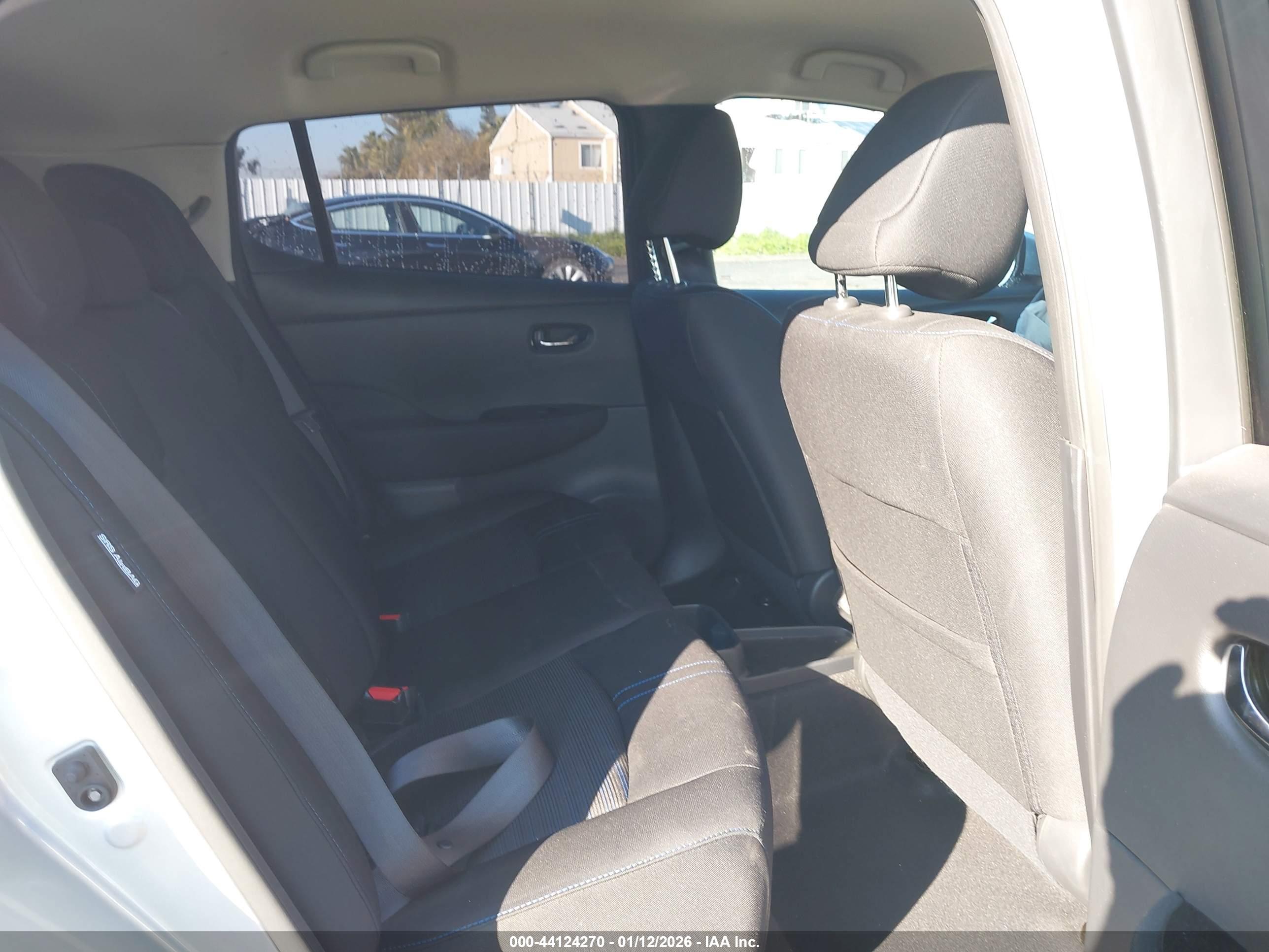 NISSAN LEAF image 8