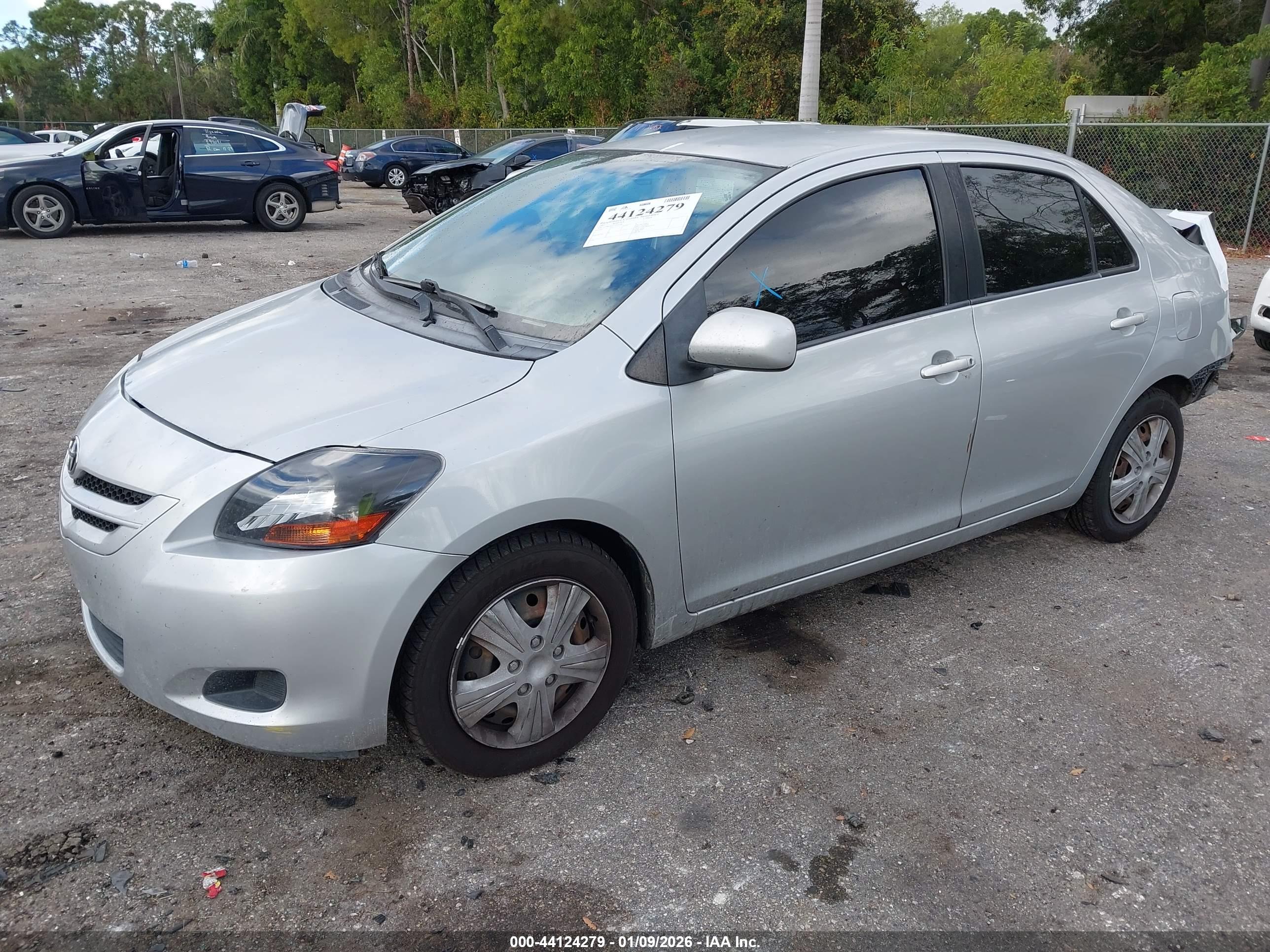TOYOTA YARIS image 2