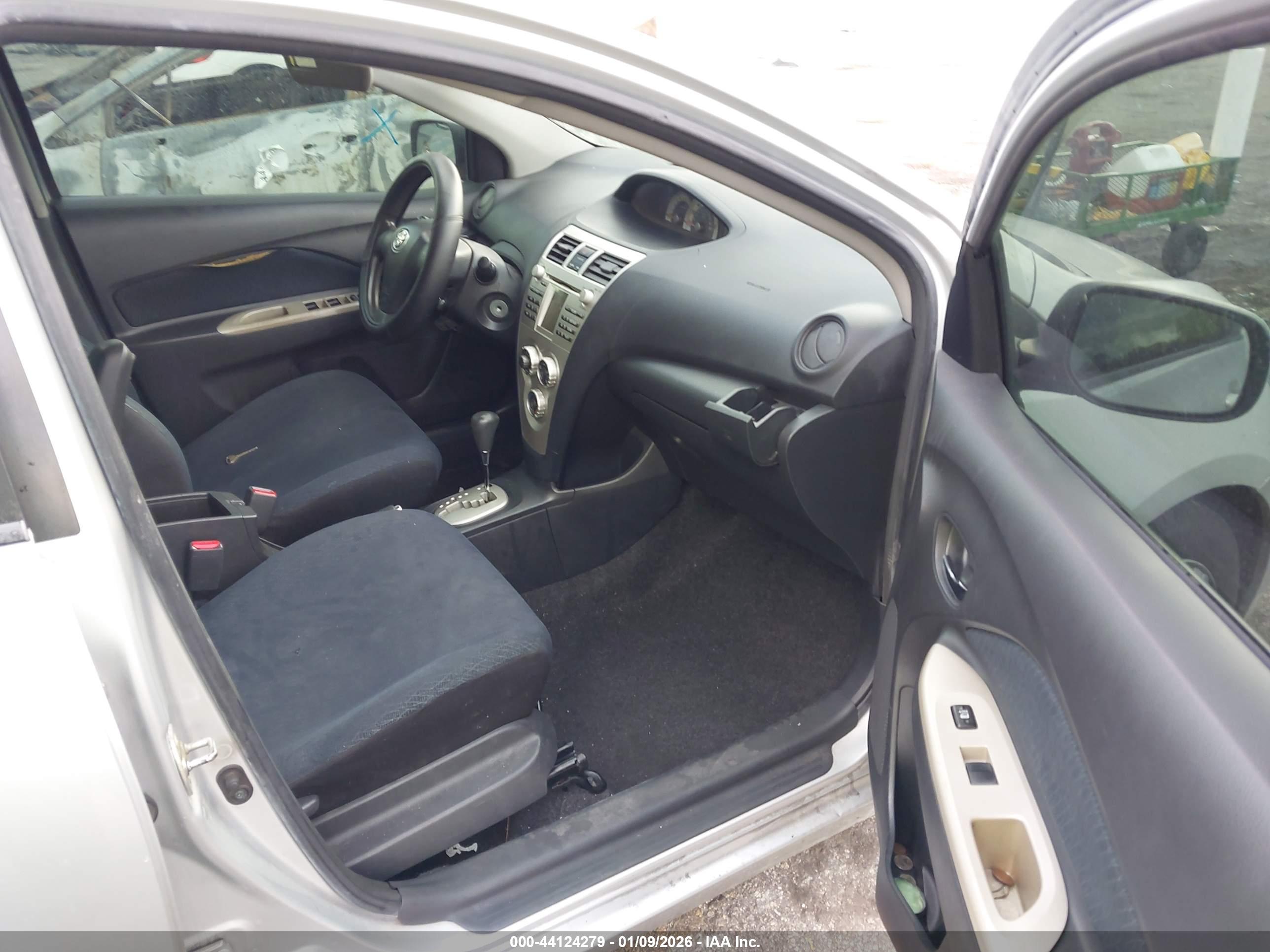 TOYOTA YARIS image 5