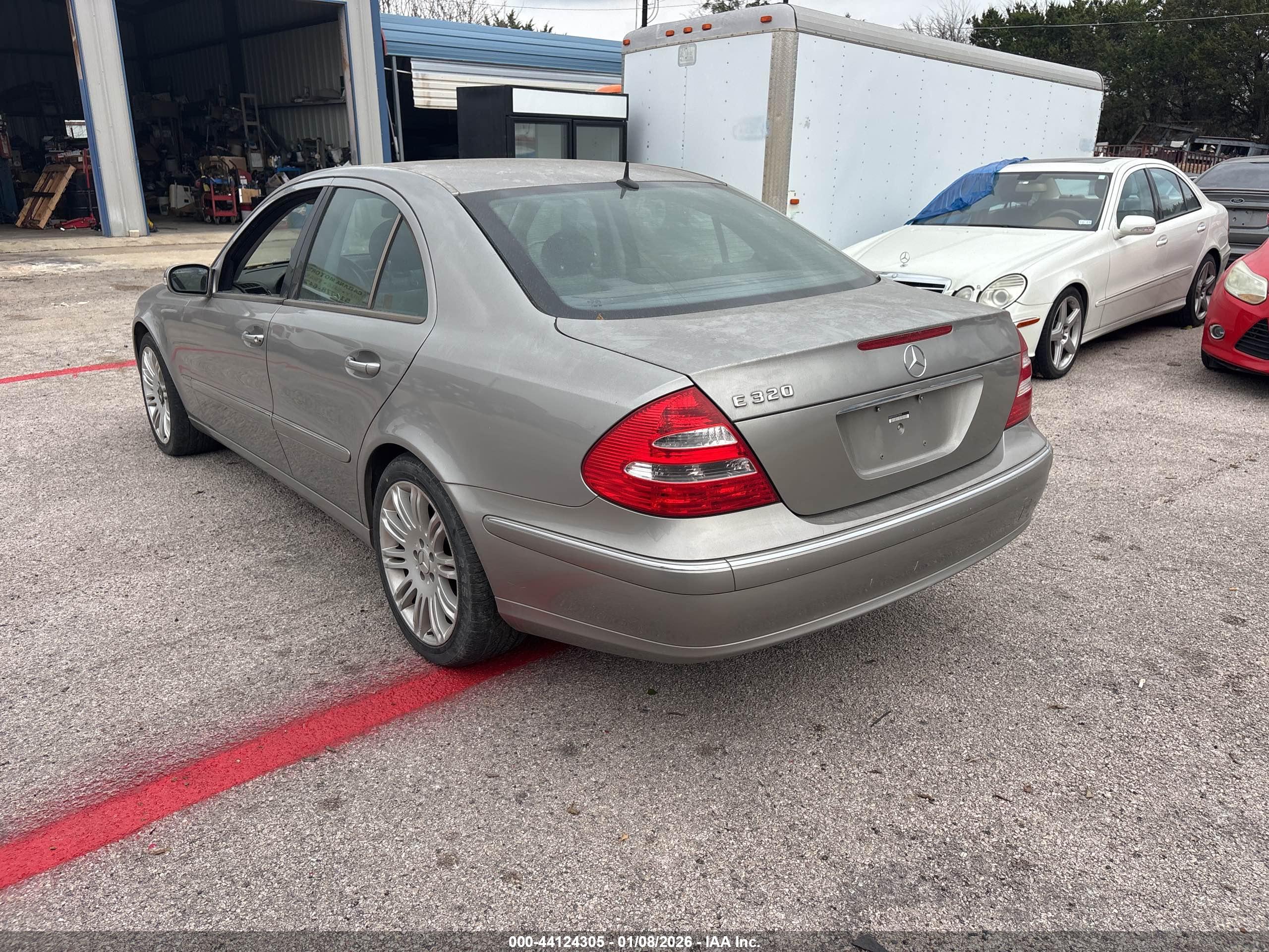 MERCEDES-BENZ E image 3