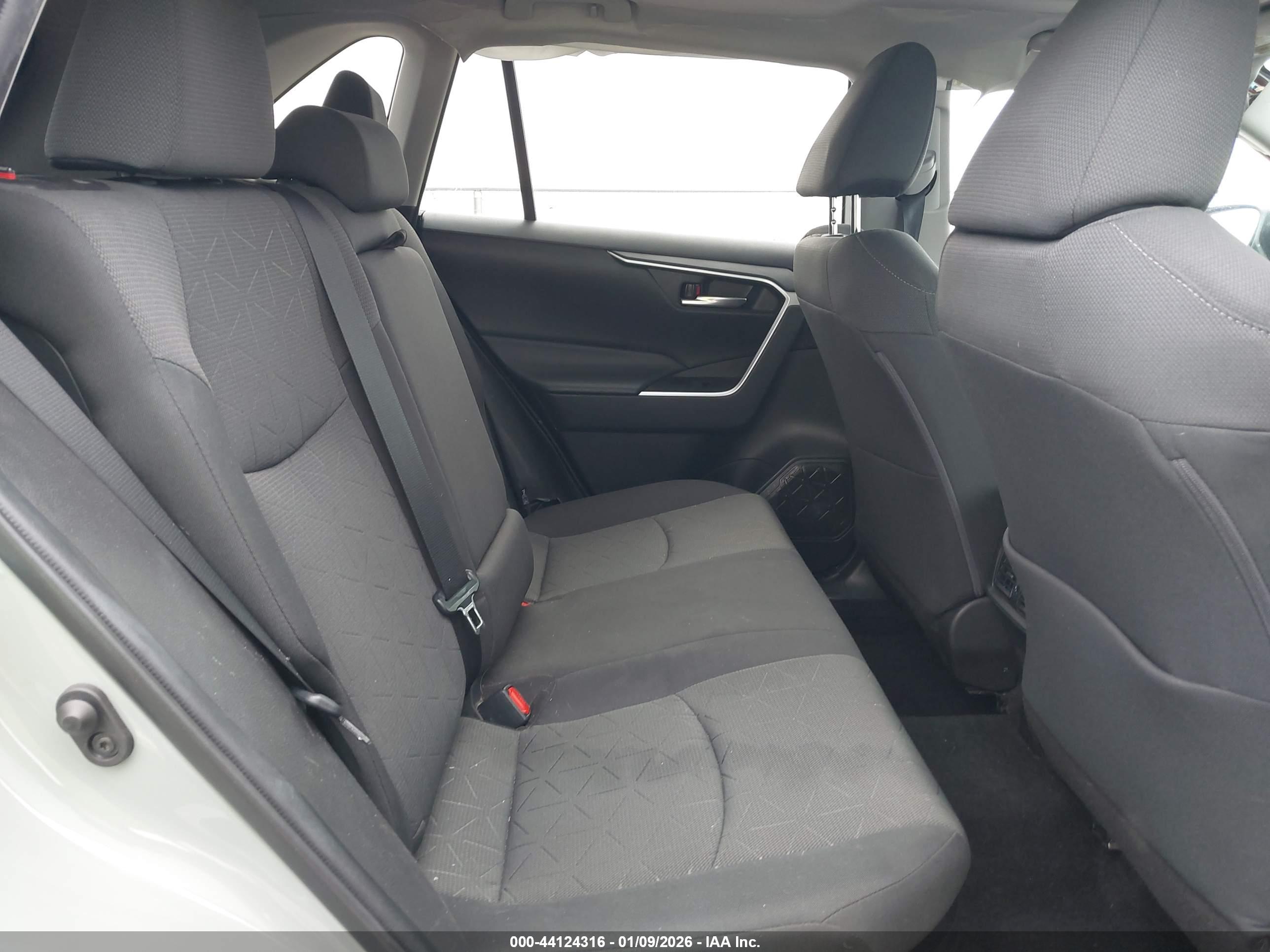 TOYOTA RAV4 image 8