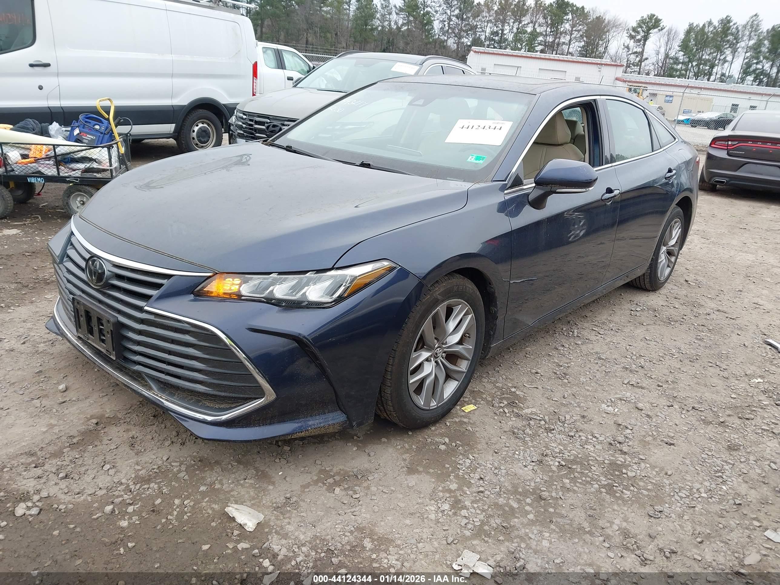 TOYOTA AVALON image 2
