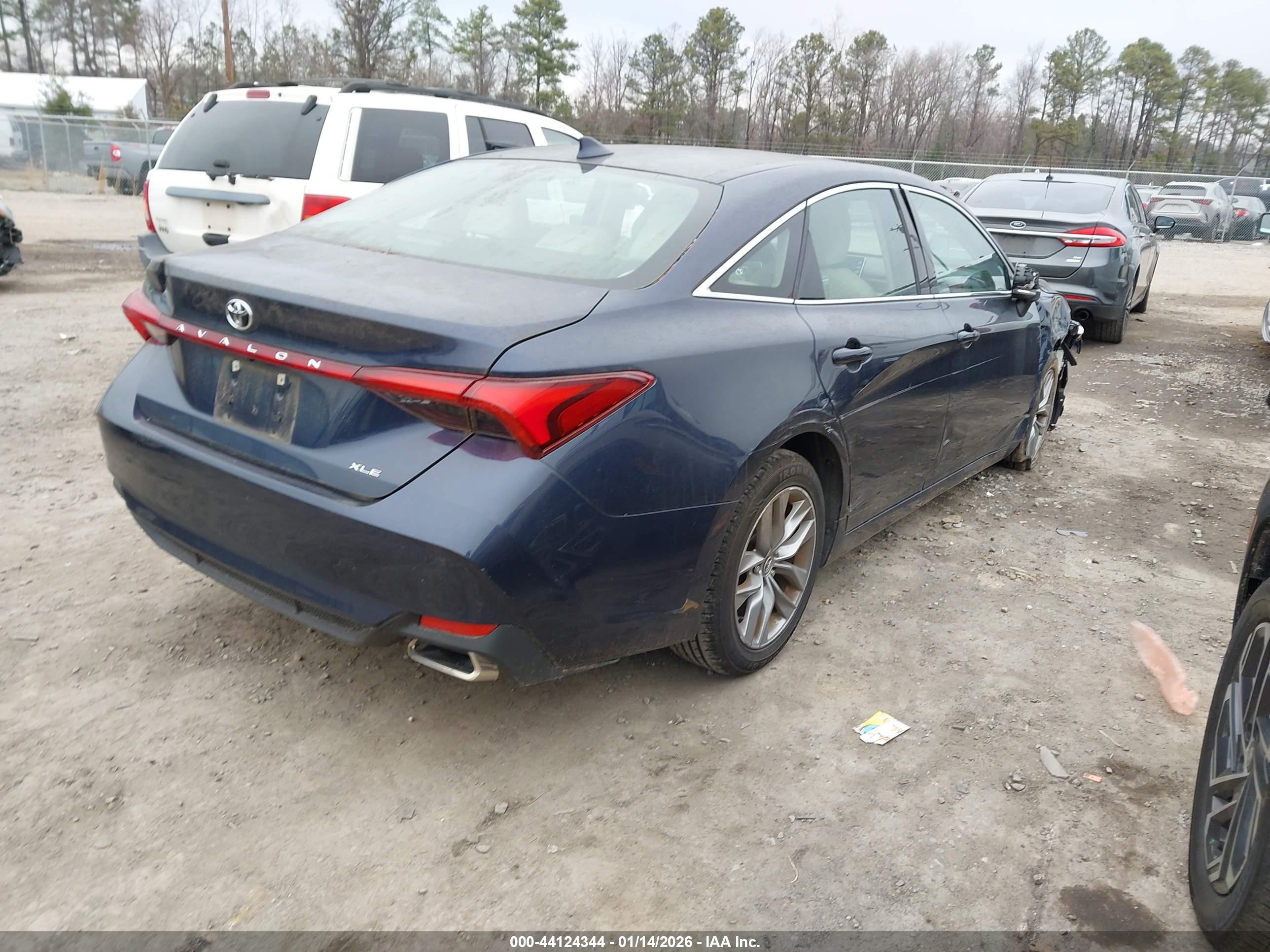 TOYOTA AVALON image 4