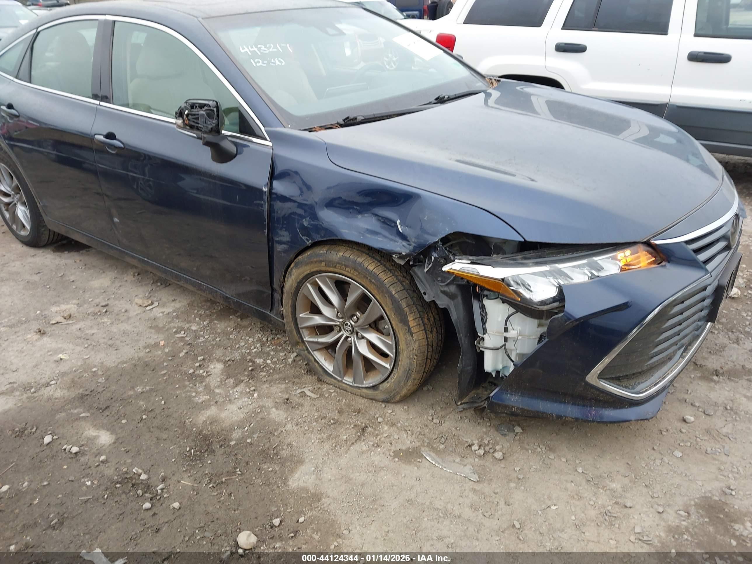TOYOTA AVALON image 6