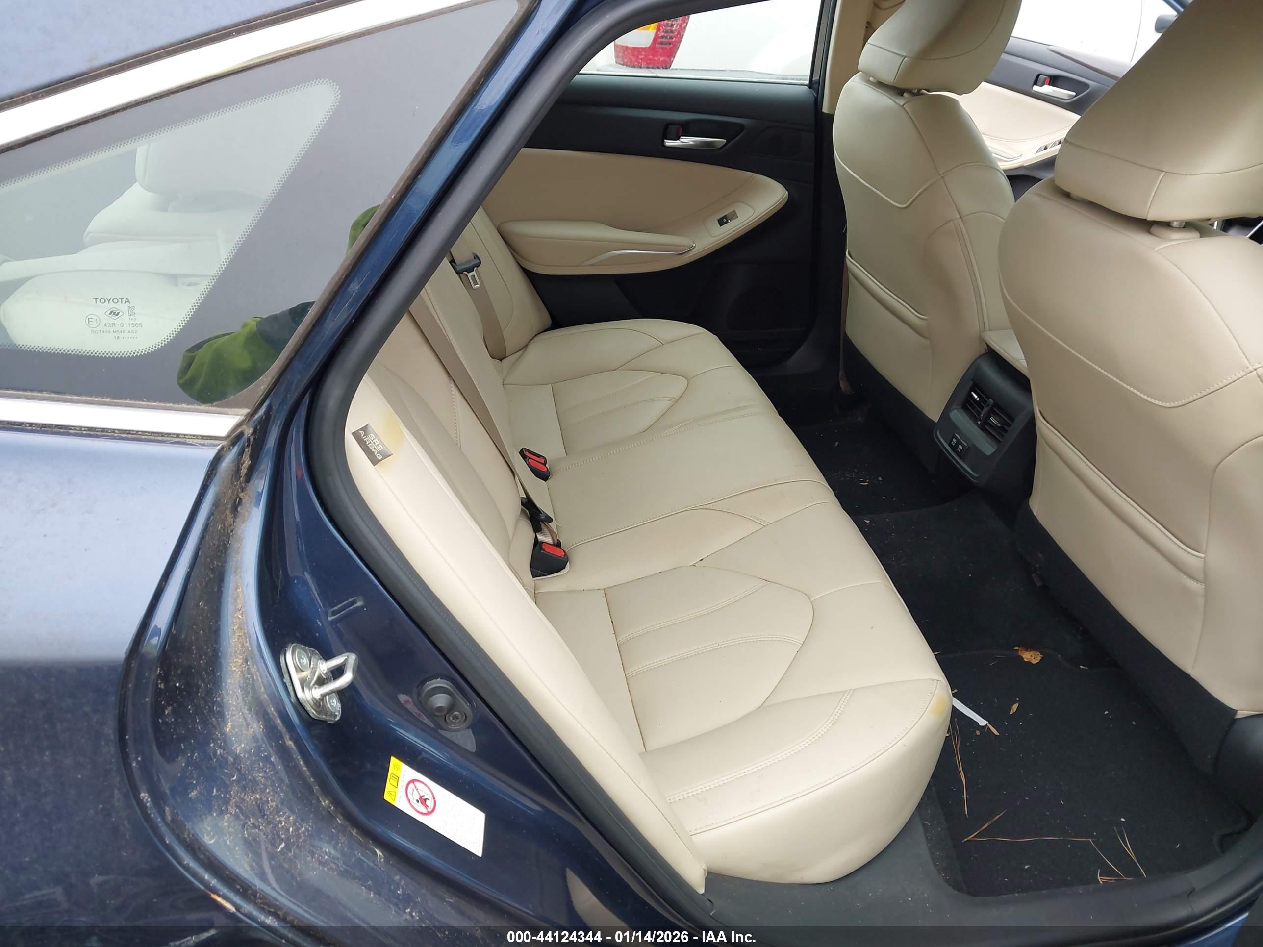 TOYOTA AVALON image 8
