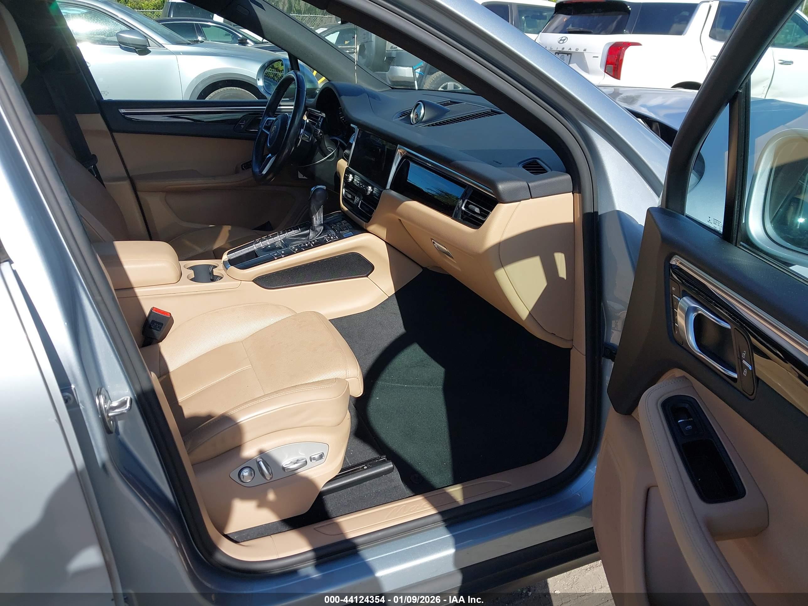 PORSCHE MACAN image 5
