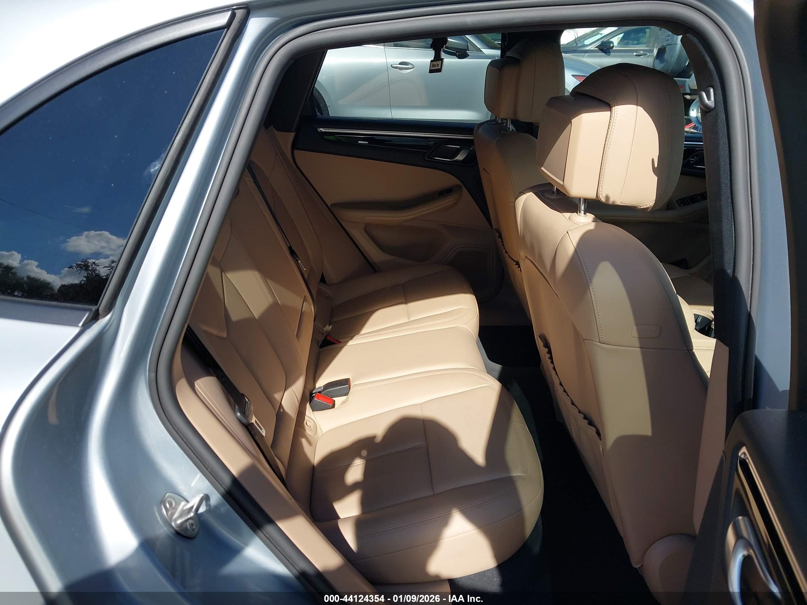 PORSCHE MACAN image 8