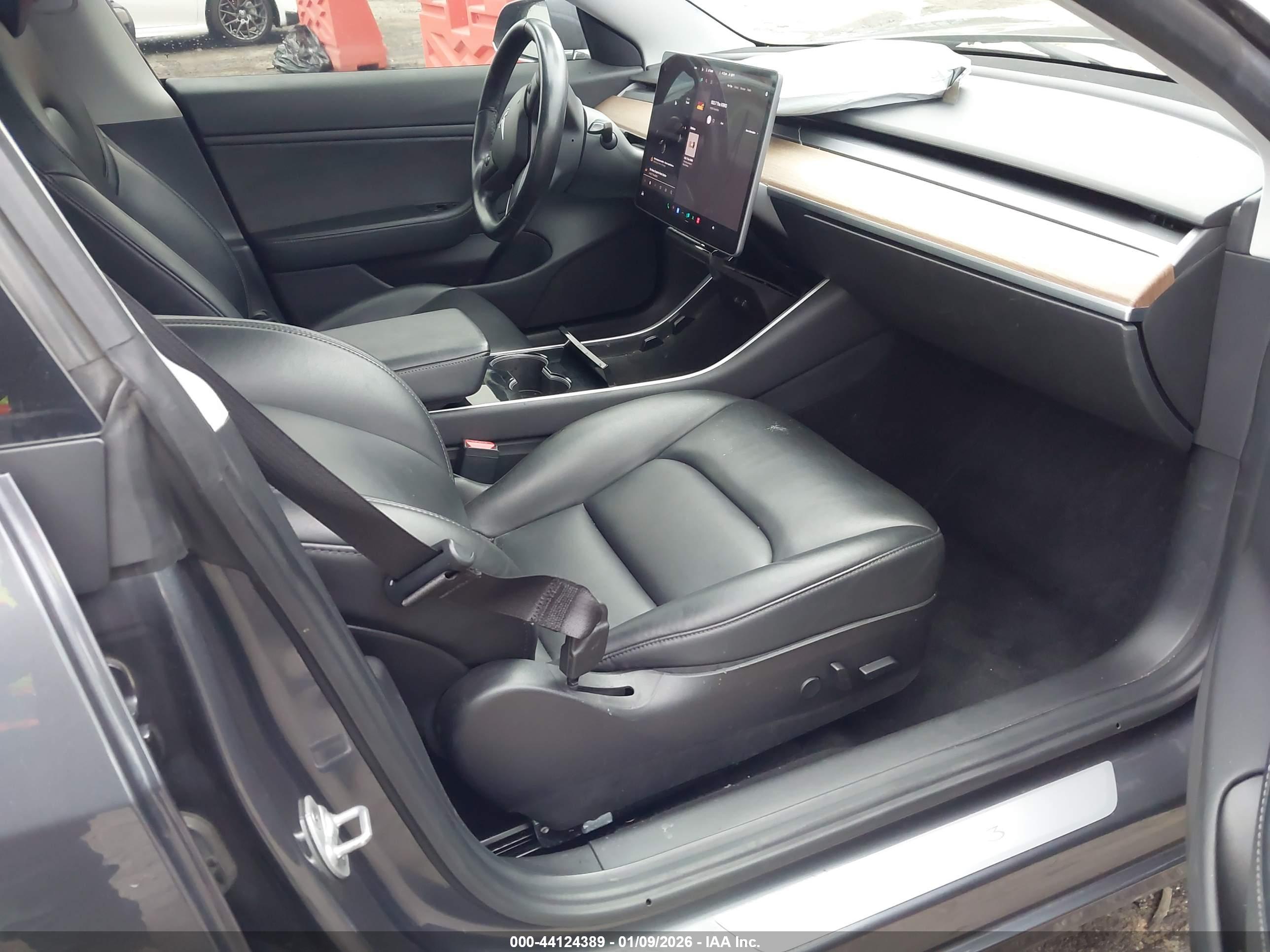 TESLA MODEL image 5