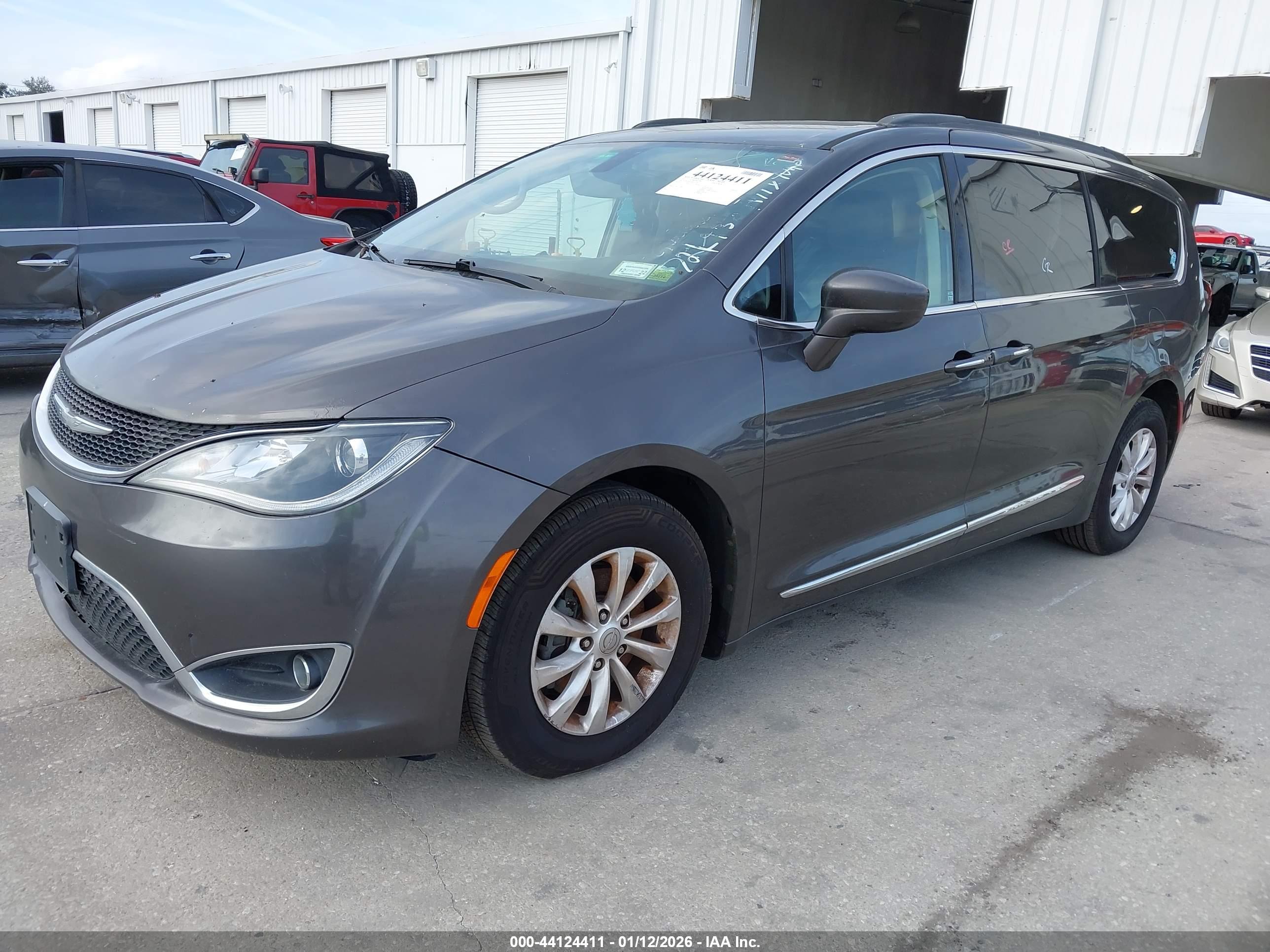 CHRYSLER PACIFICA image 2
