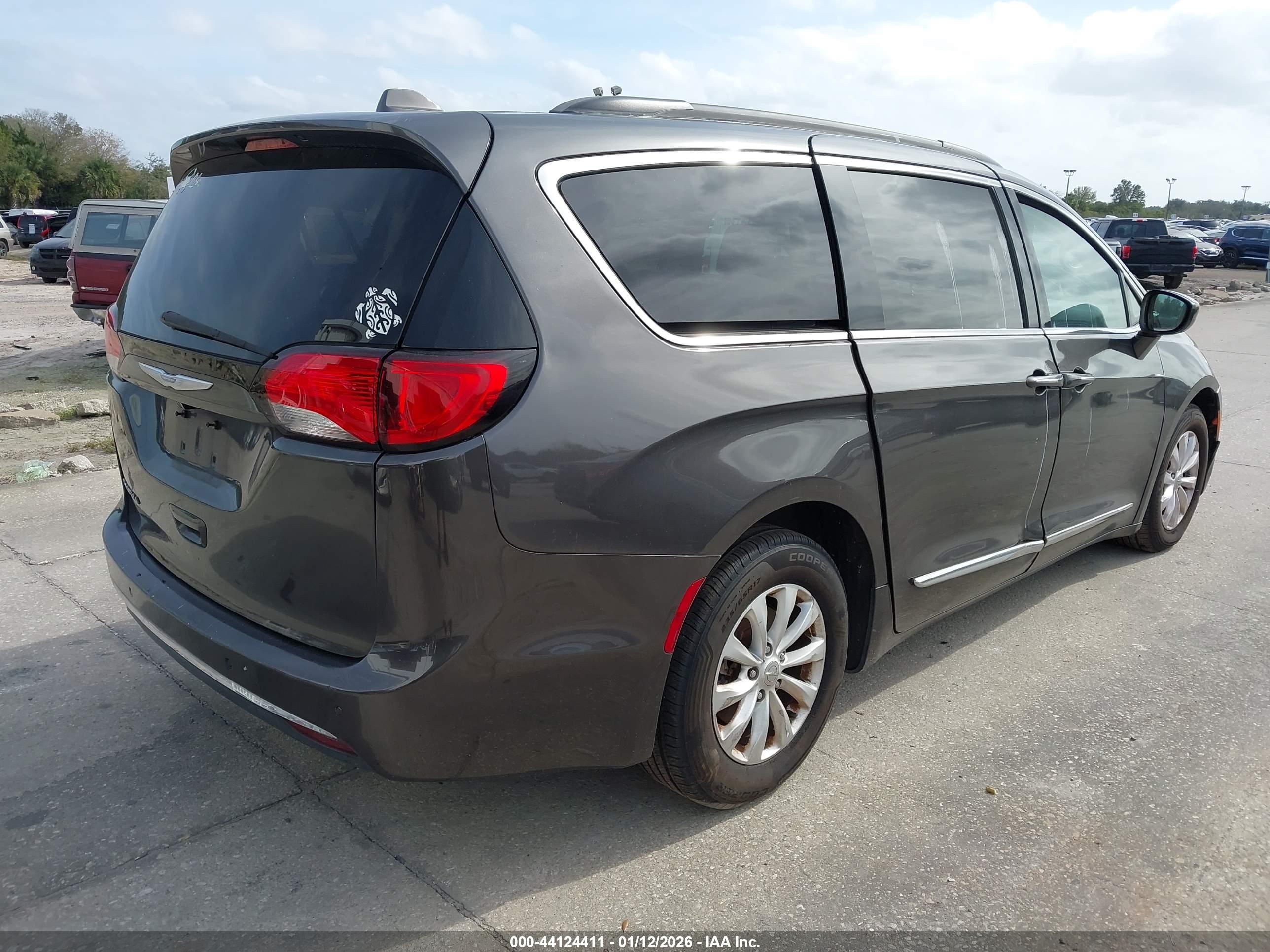 CHRYSLER PACIFICA image 4