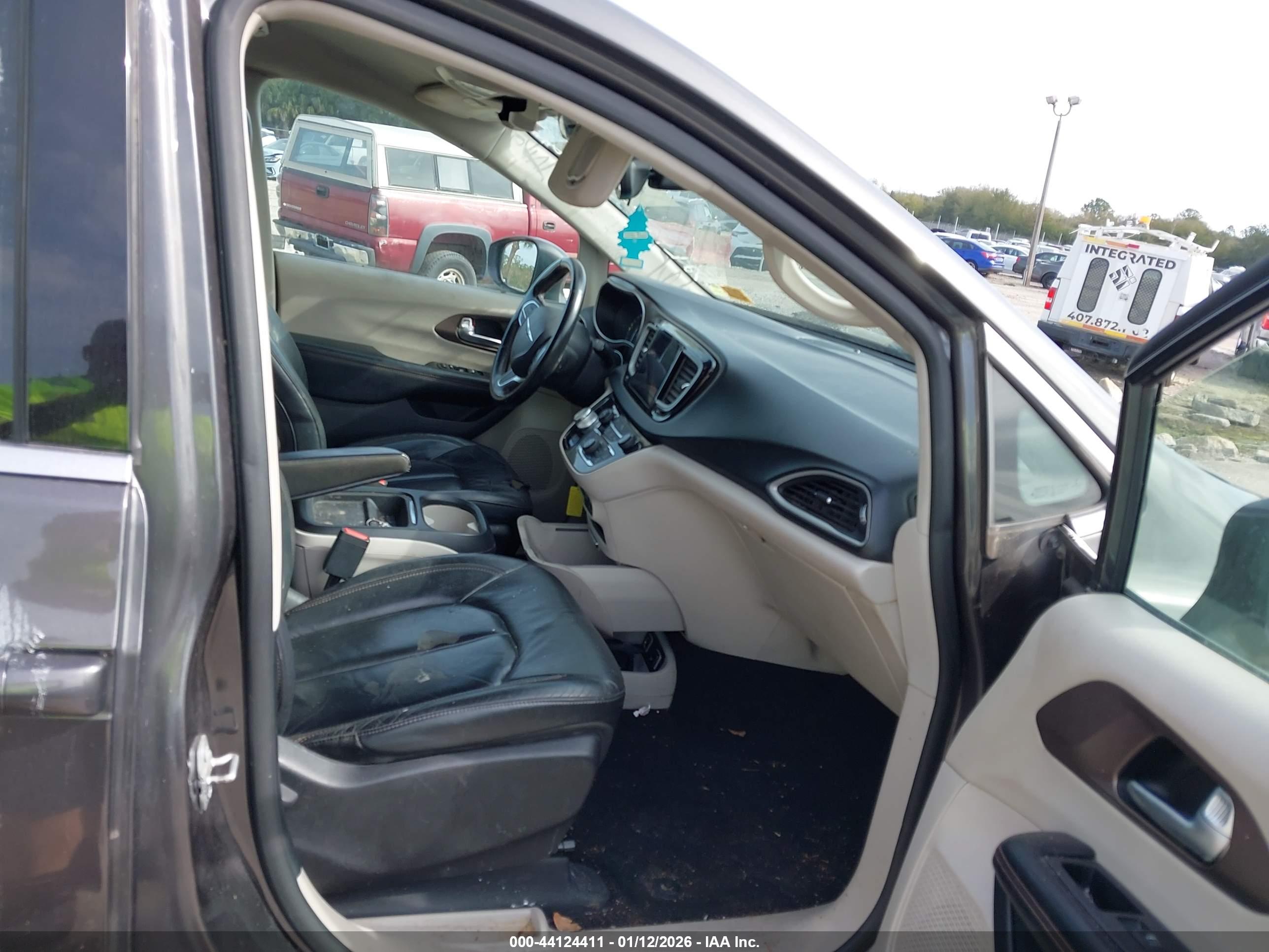 CHRYSLER PACIFICA image 5