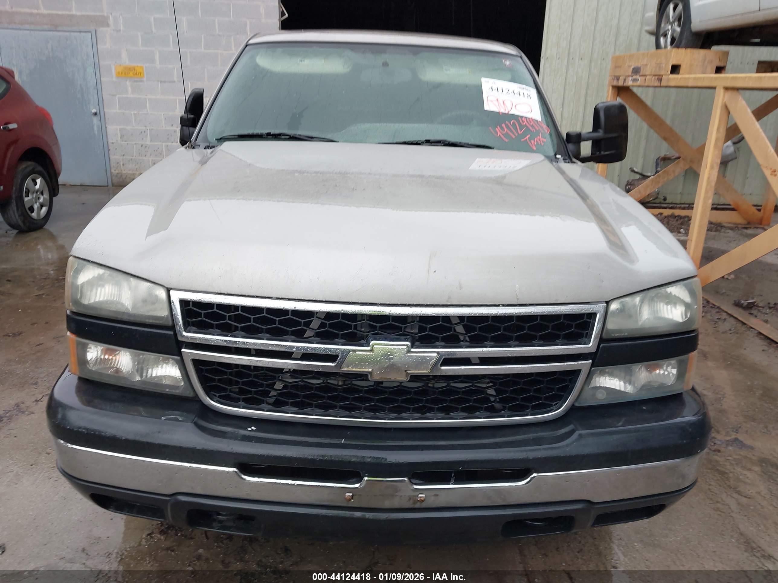CHEVROLET SILVERADO image 6