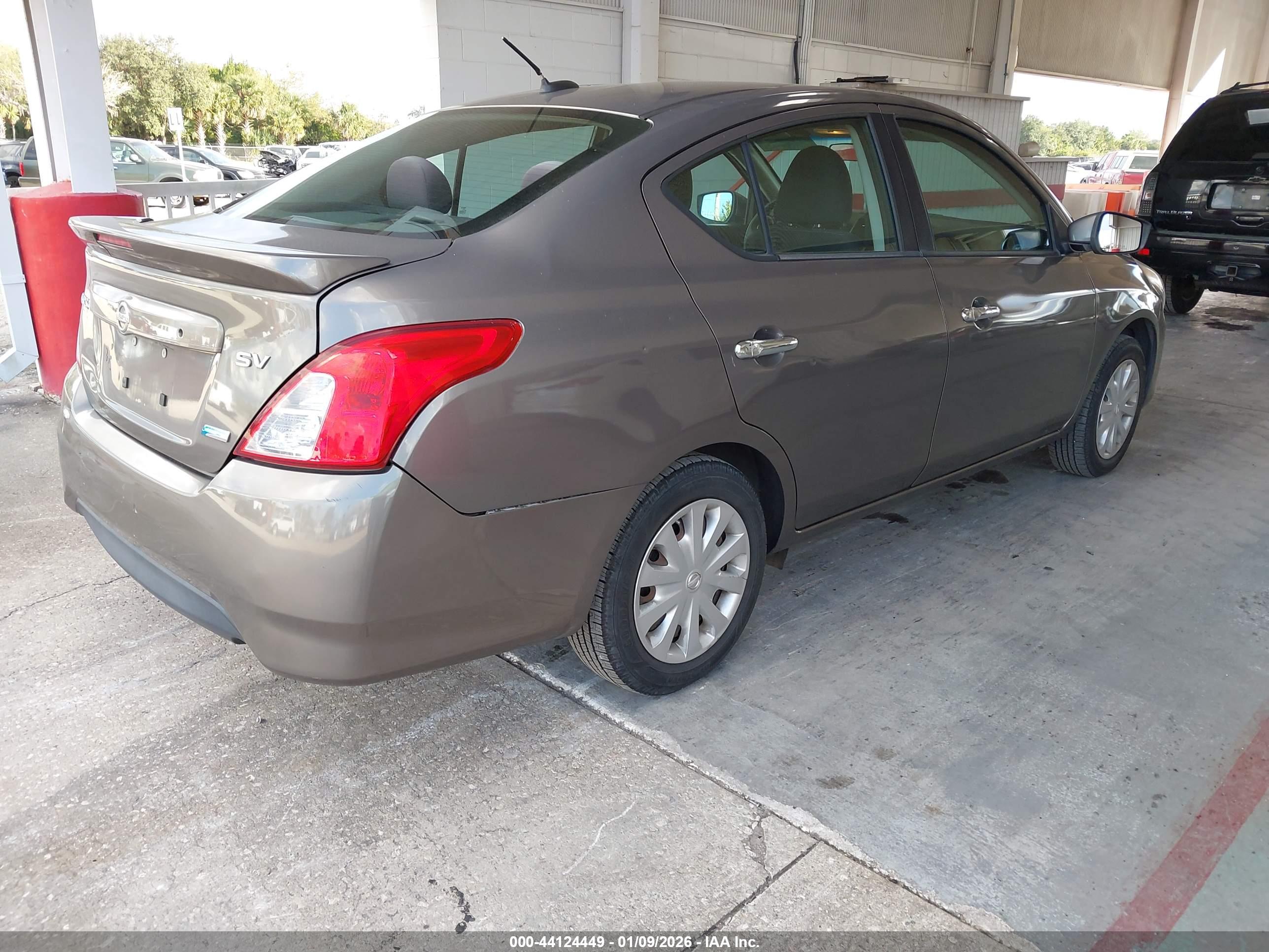 NISSAN VERSA image 4